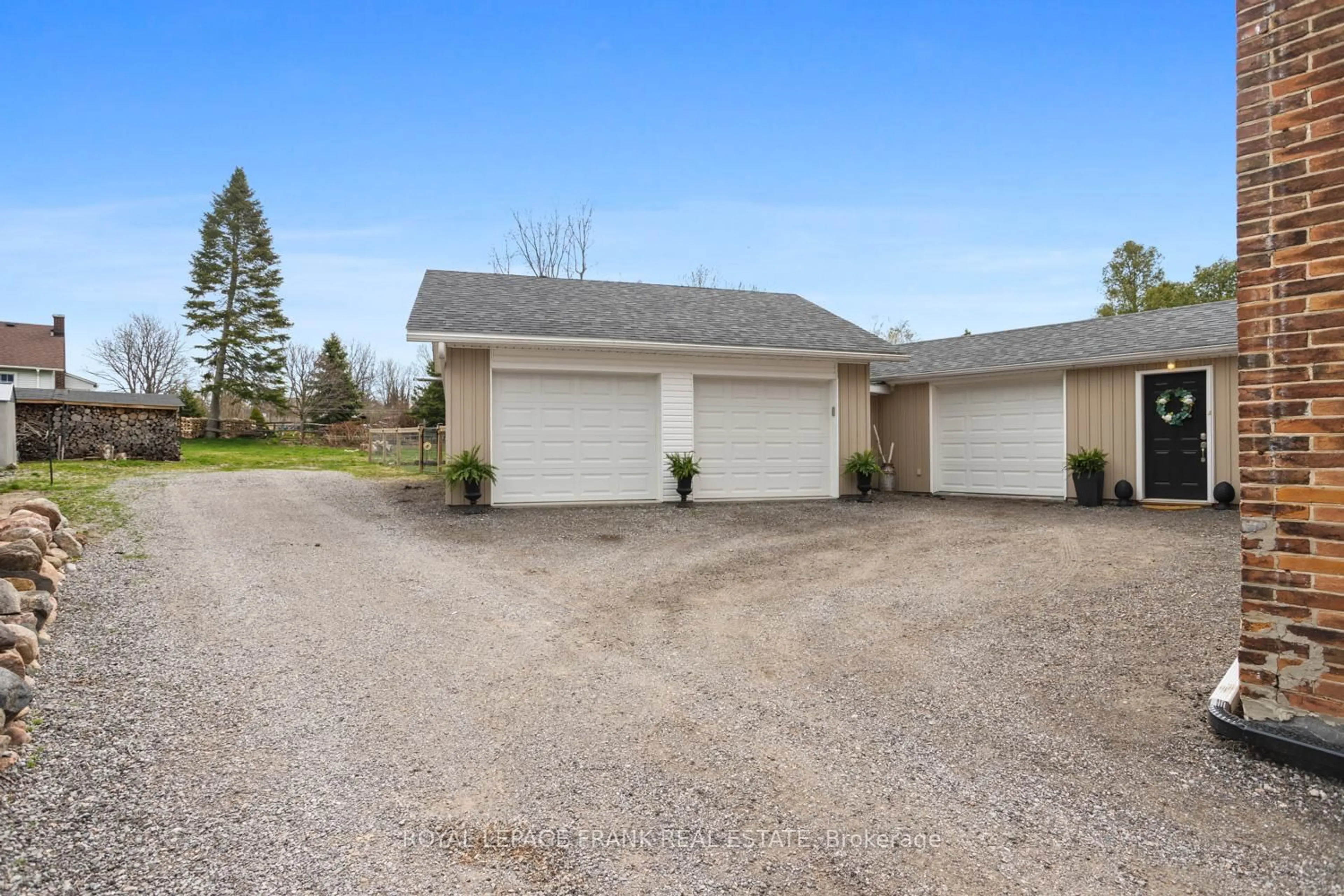 Indoor garage for 2035 Newtonville Rd, Clarington Ontario L0A 1J0