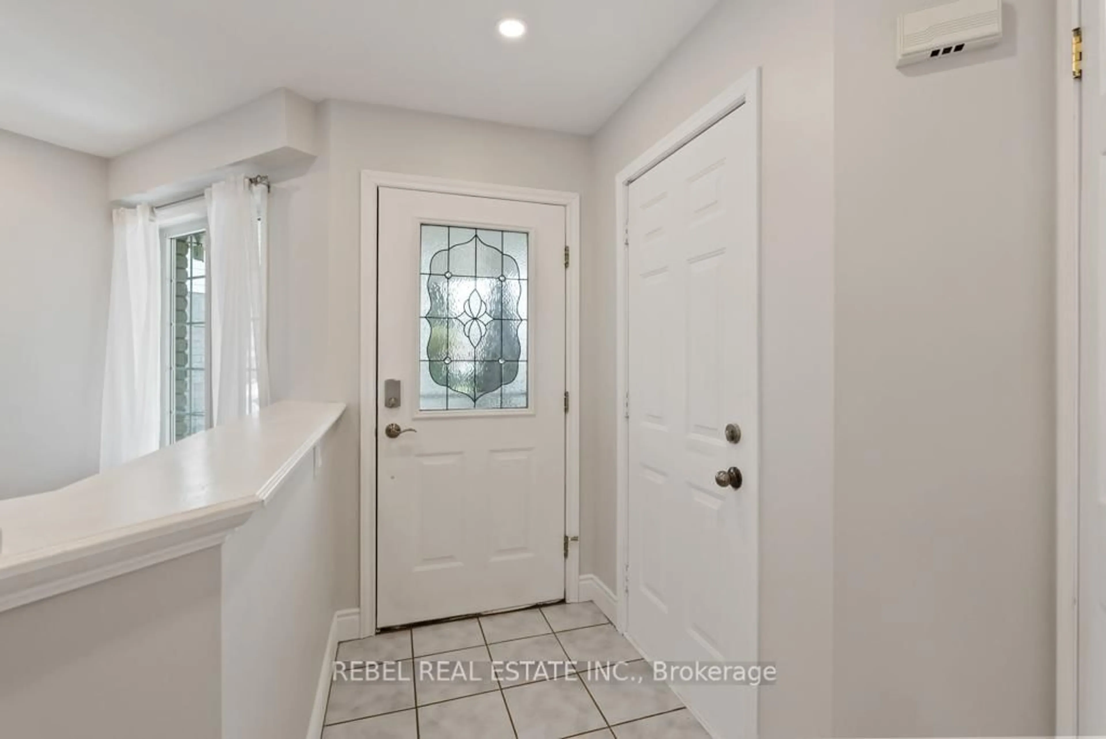 Indoor entryway for 132 Wade Sq, Clarington Ontario L1E 3E5