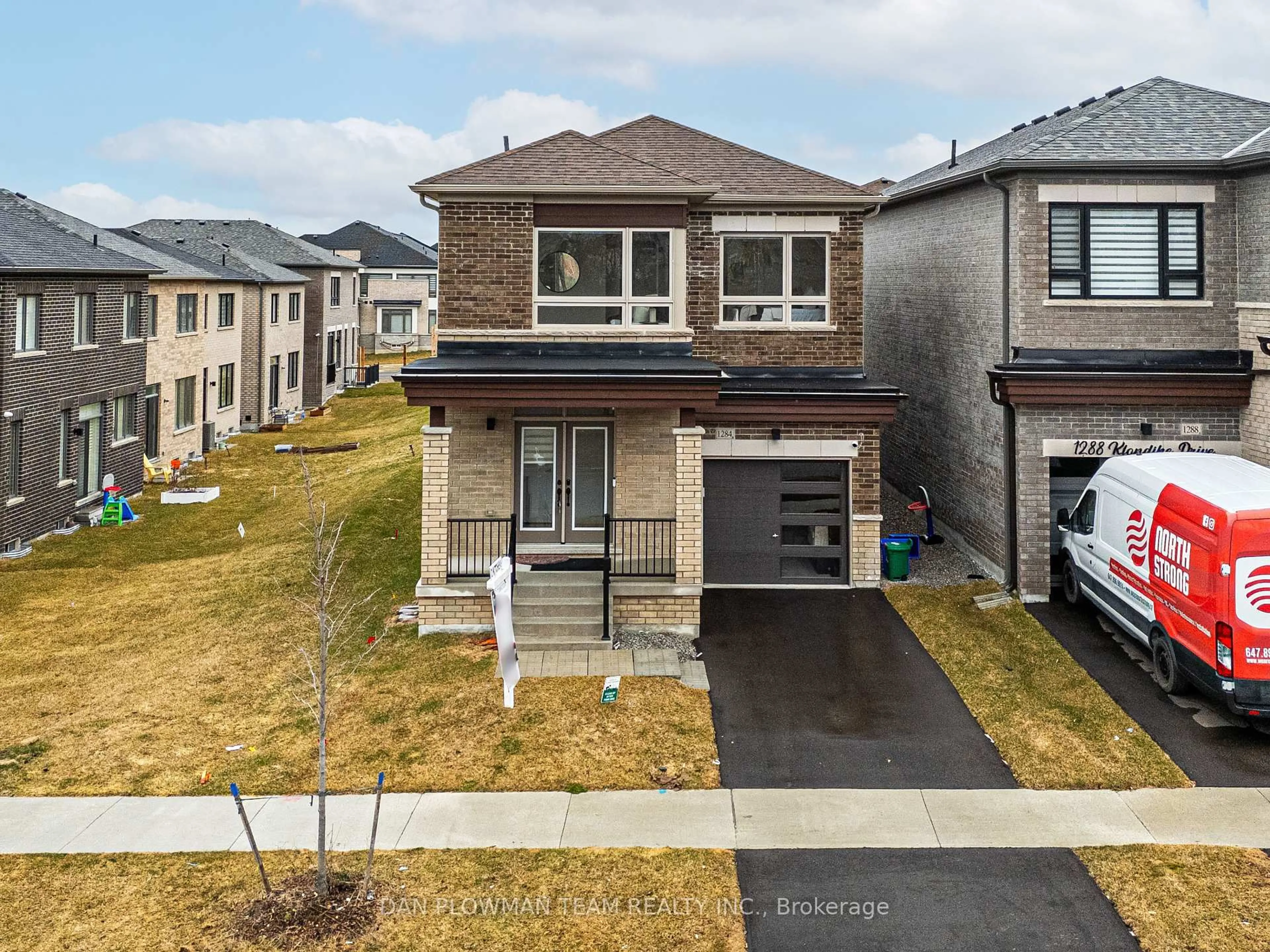 A pic from outside/outdoor area/front of a property/back of a property/a pic from drone, street for 1284 Klondike Dr, Oshawa Ontario L1H 8L7