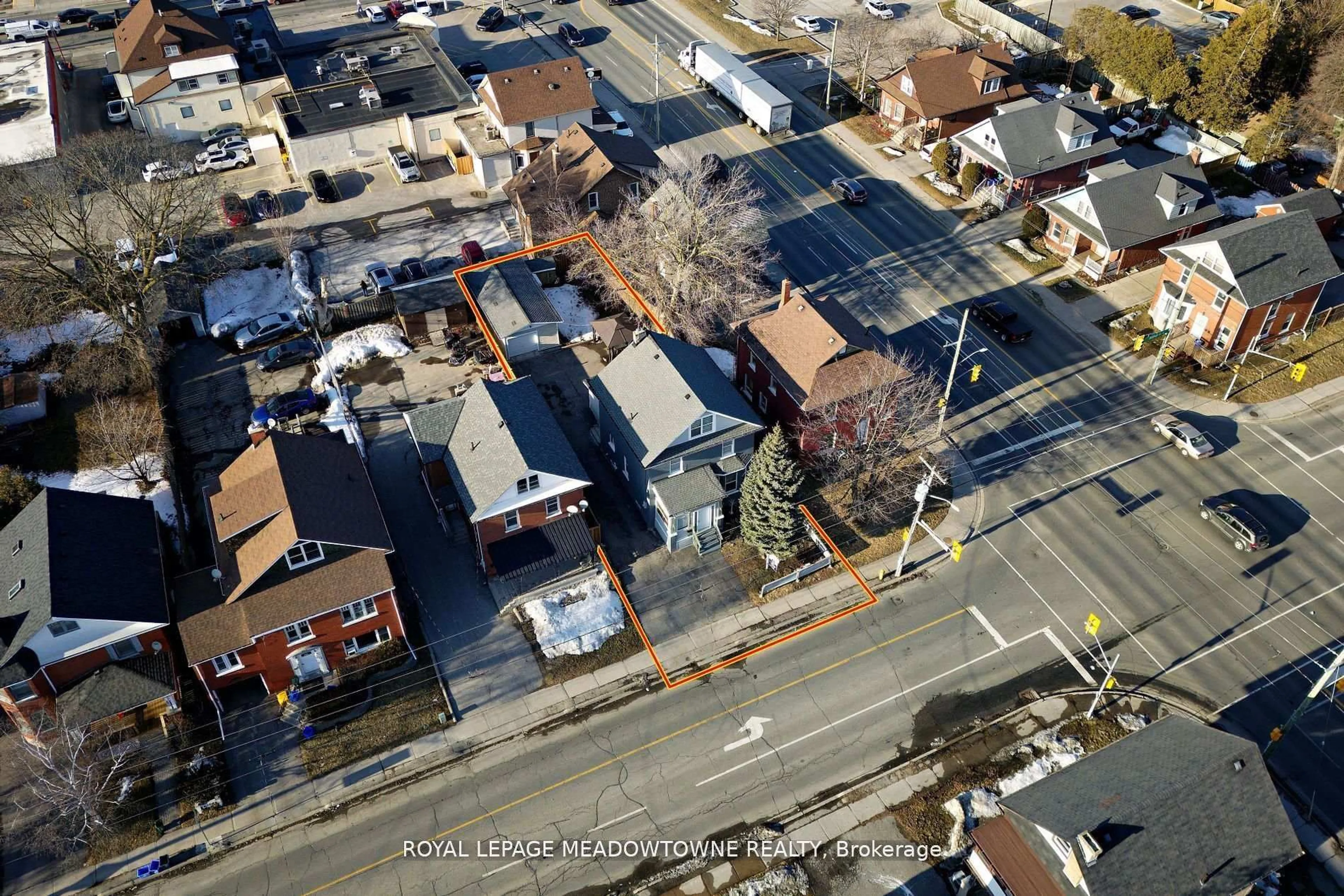 A pic from outside/outdoor area/front of a property/back of a property/a pic from drone, street for 260 Athol St, Oshawa Ontario L1H 1K3