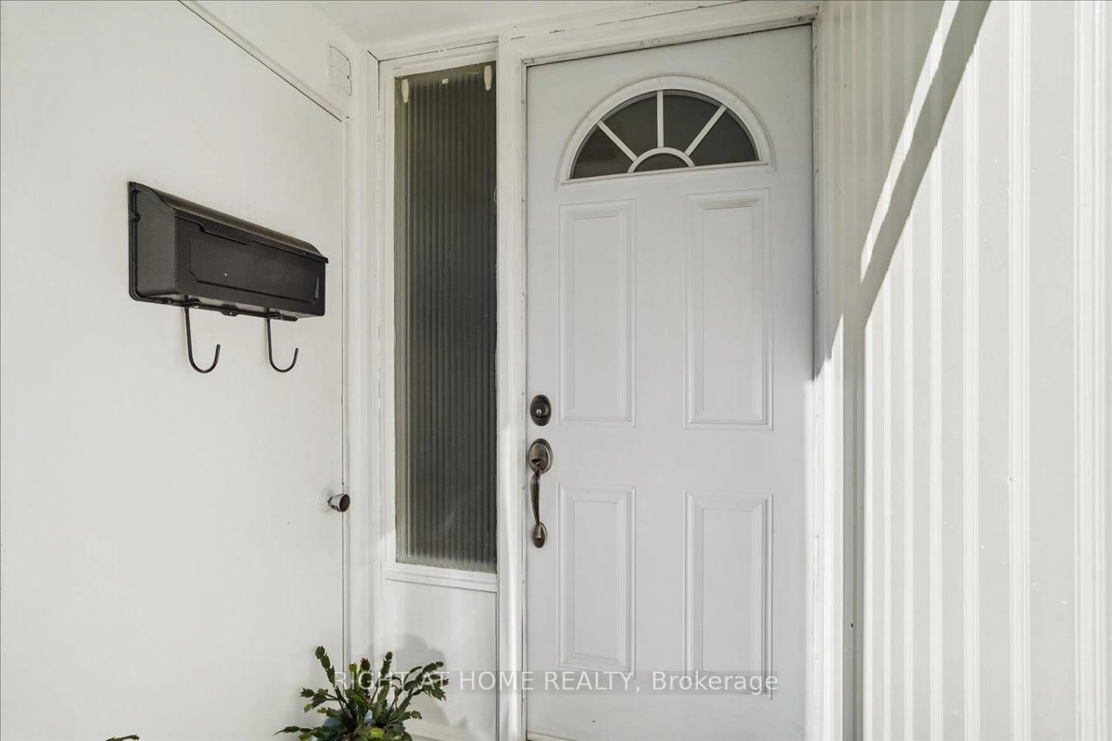 Indoor entryway for 48 Ardgowan Cres, Toronto Ontario M1V 1B3
