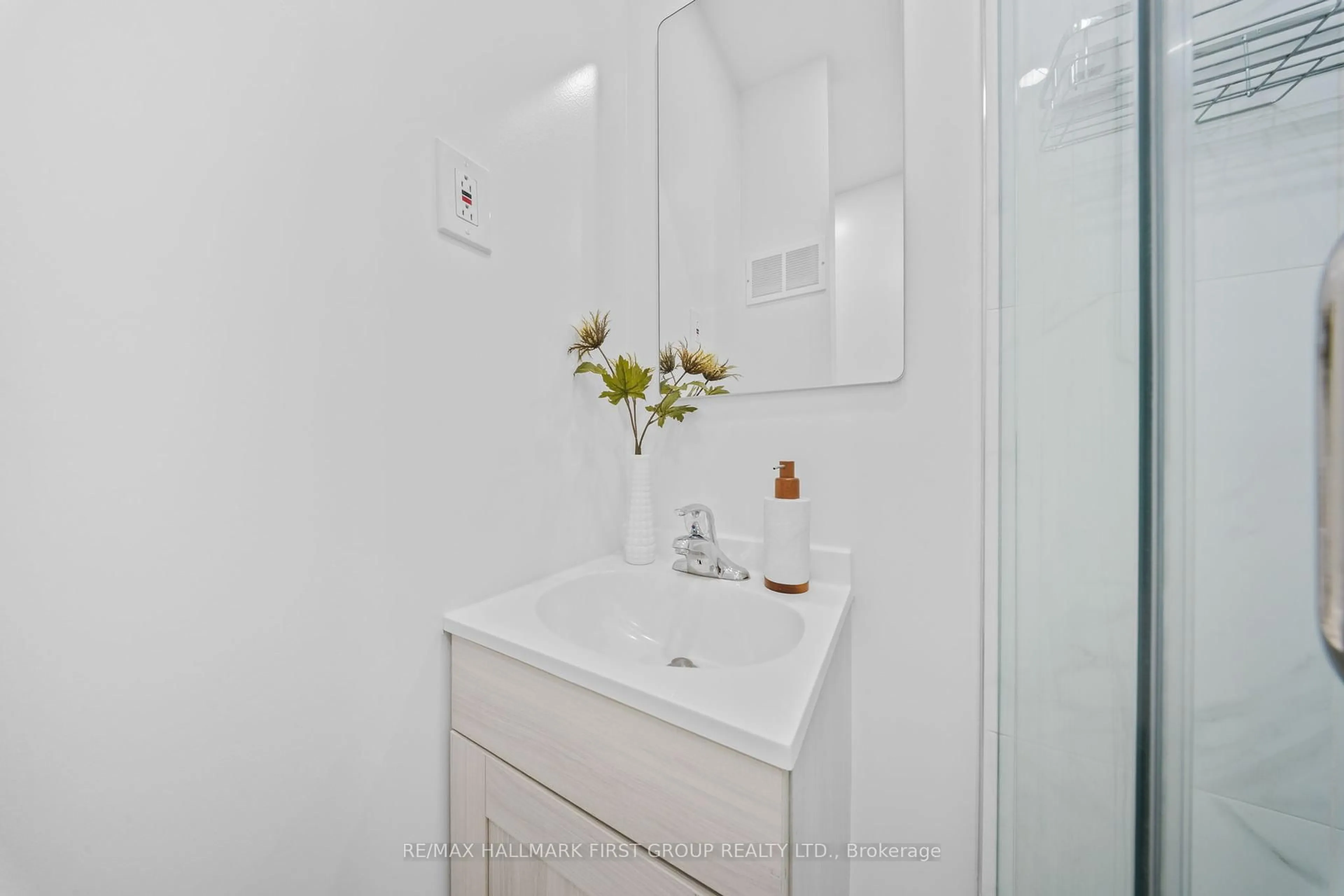 Standard bathroom, unknown for 480 Eulalie Ave, Oshawa Ontario L1H 2C7