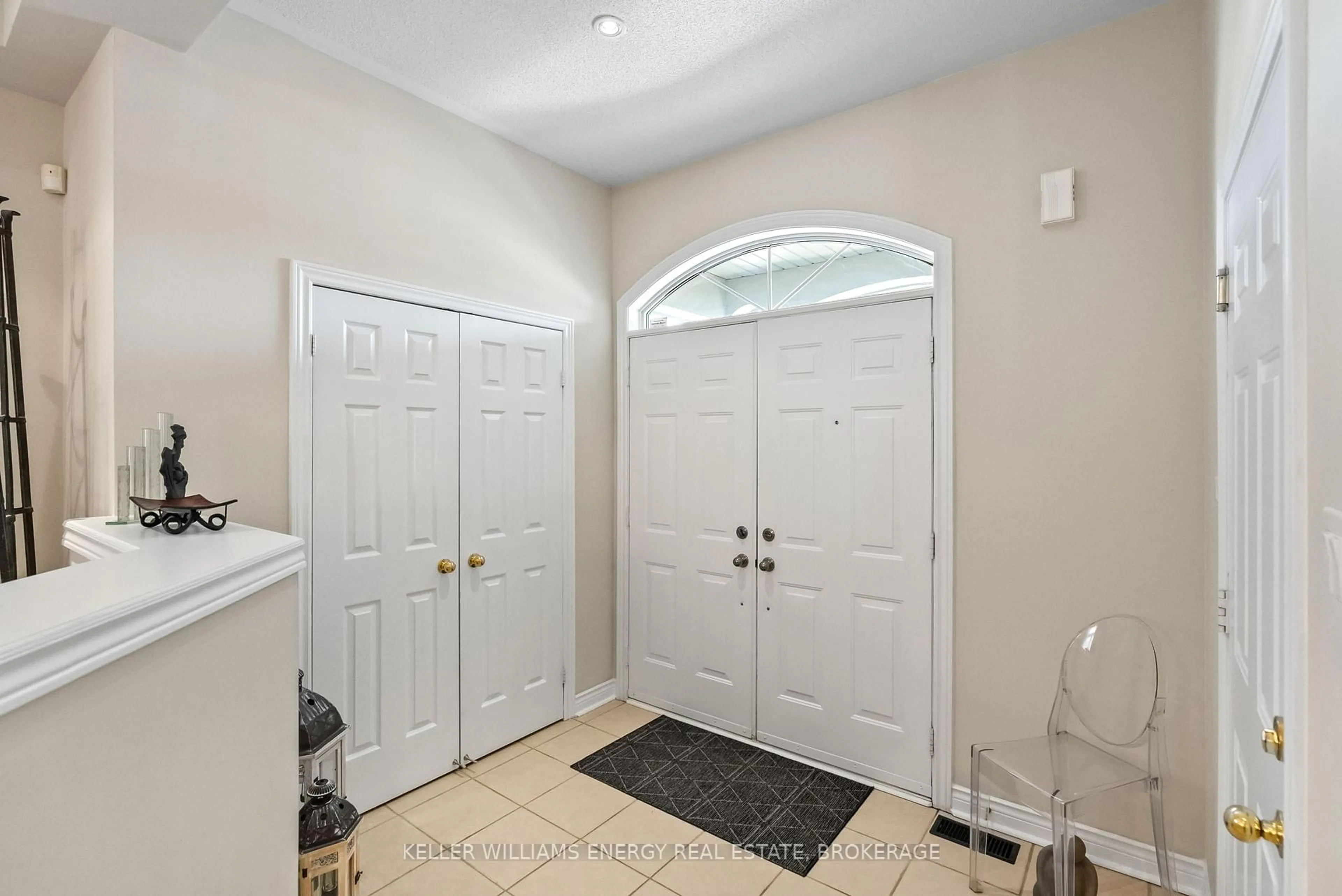 Indoor entryway for 40 Tormina Blvd, Whitby Ontario L1R 3B4