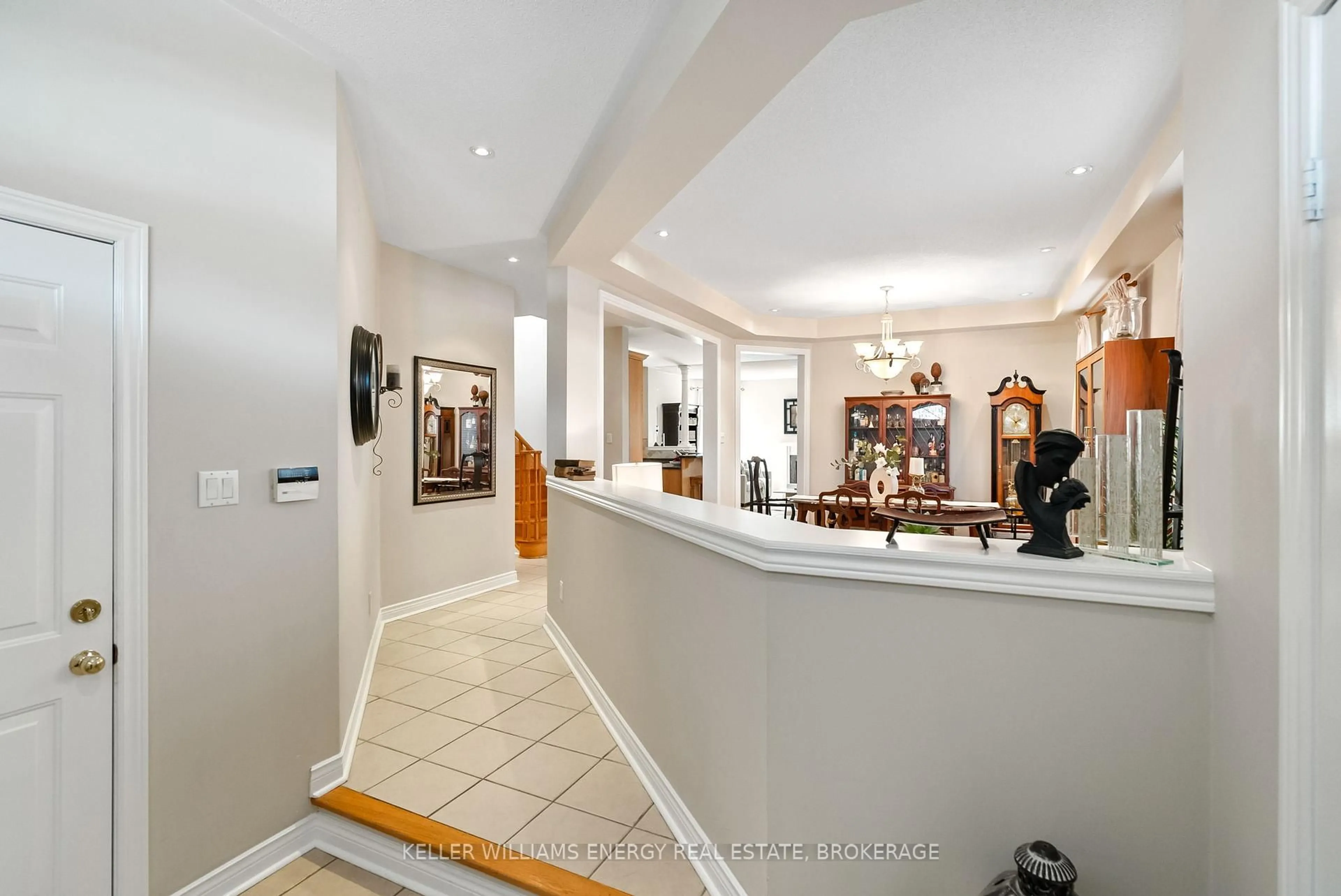 Indoor foyer for 40 Tormina Blvd, Whitby Ontario L1R 3B4