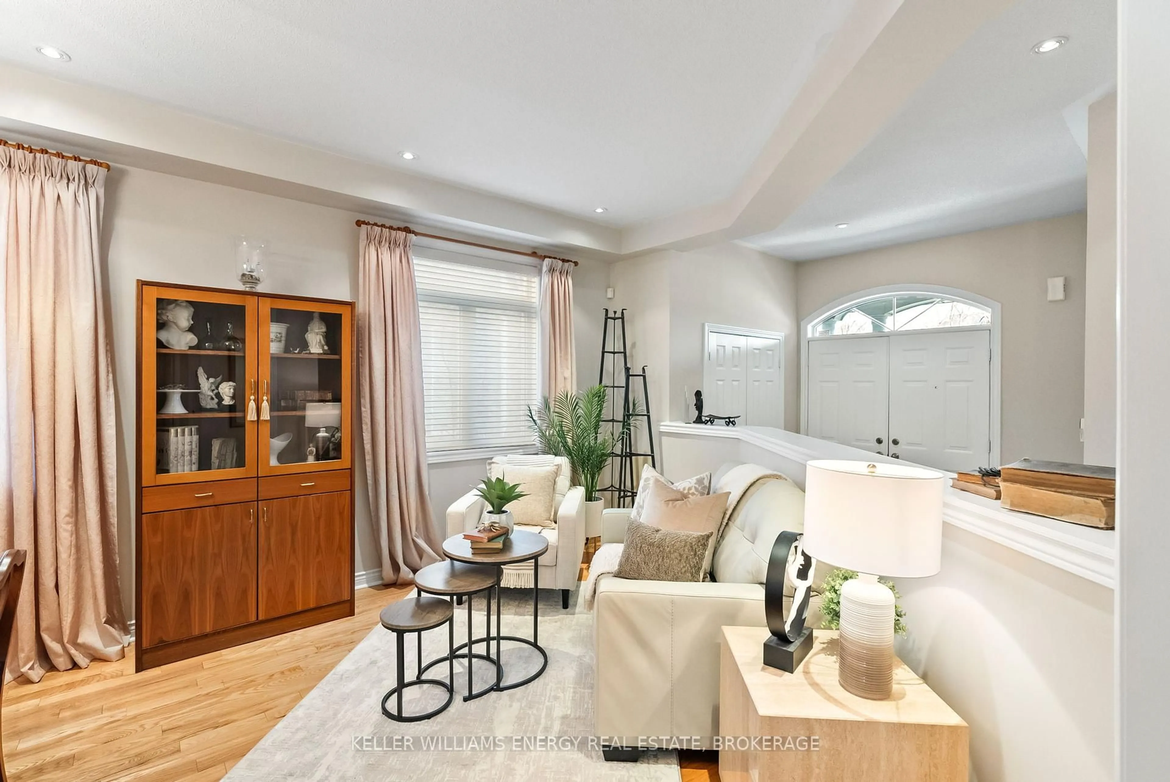 Living room with furniture, unknown for 40 Tormina Blvd, Whitby Ontario L1R 3B4