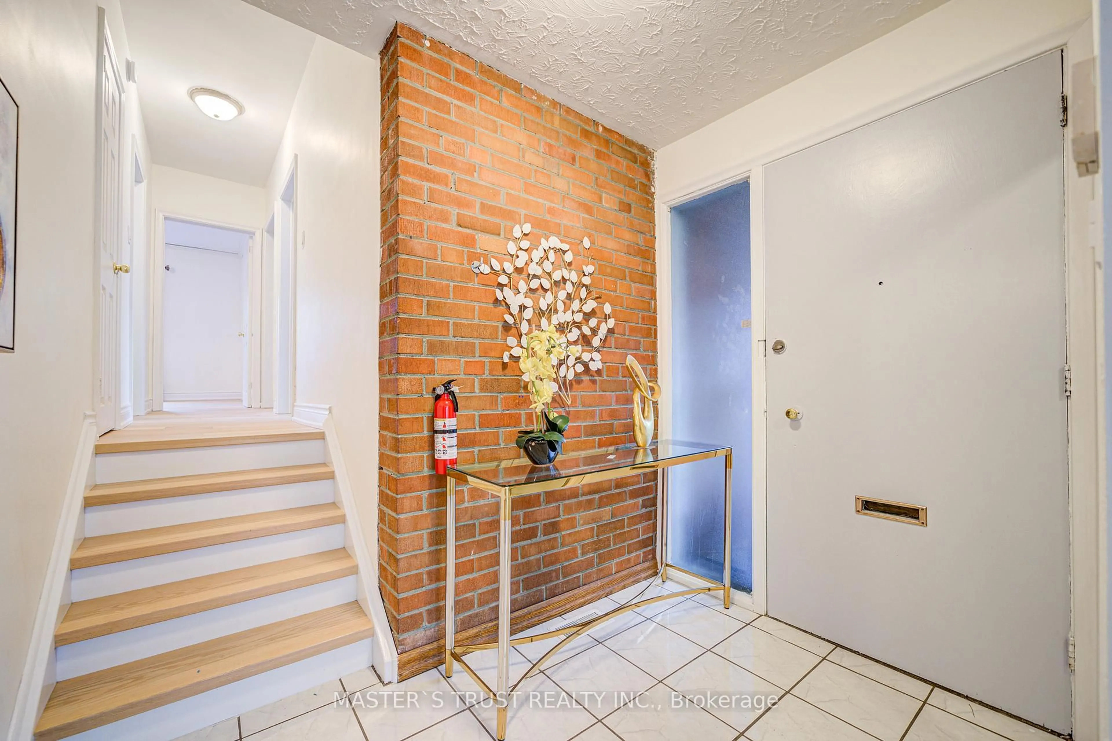 Indoor entryway for 30 Deerfield Rd, Toronto Ontario M1K 4X1