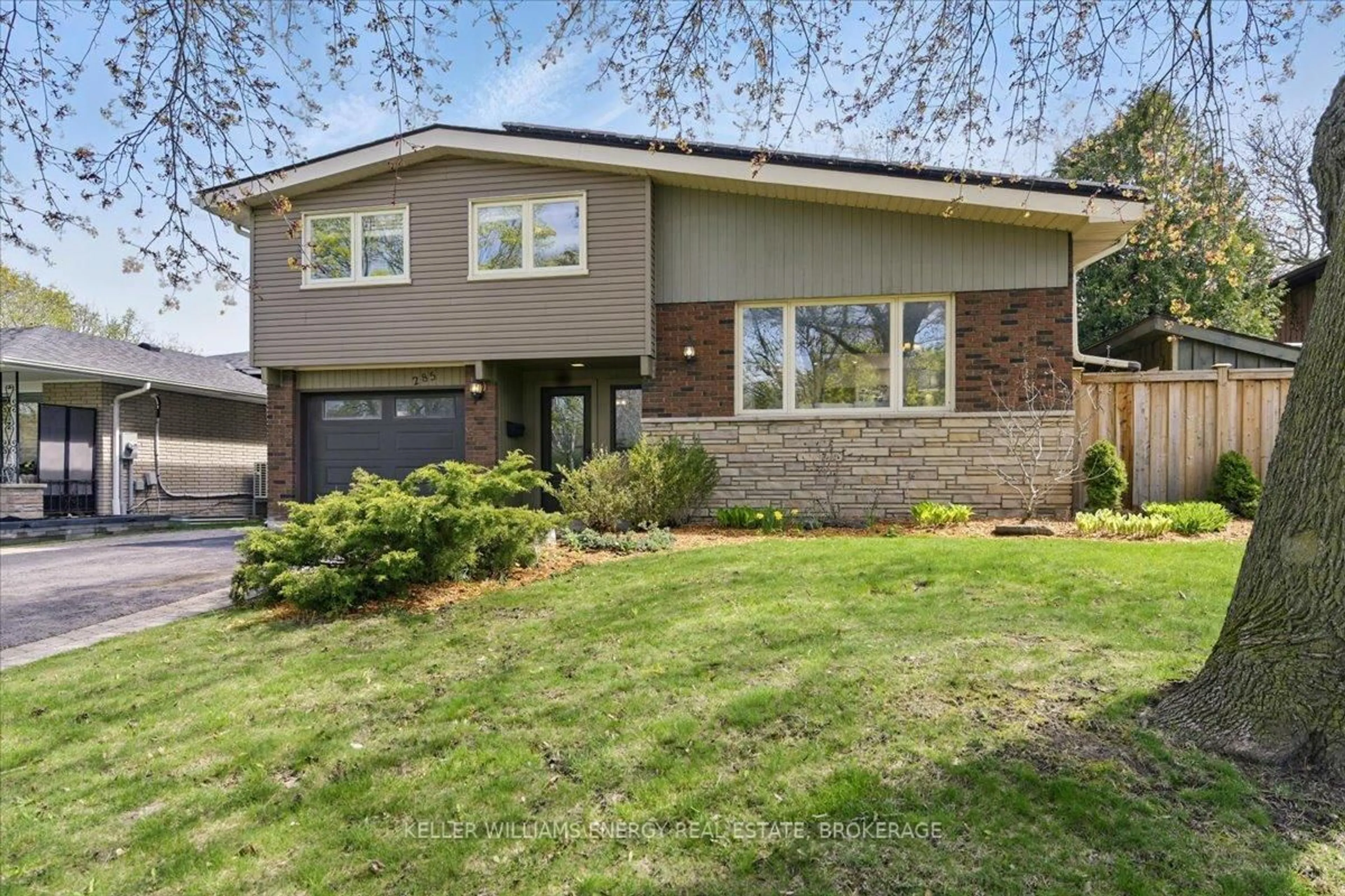 Home with brick exterior material, street for 285 Central Park Blvd, Oshawa Ontario L1G 5Z5