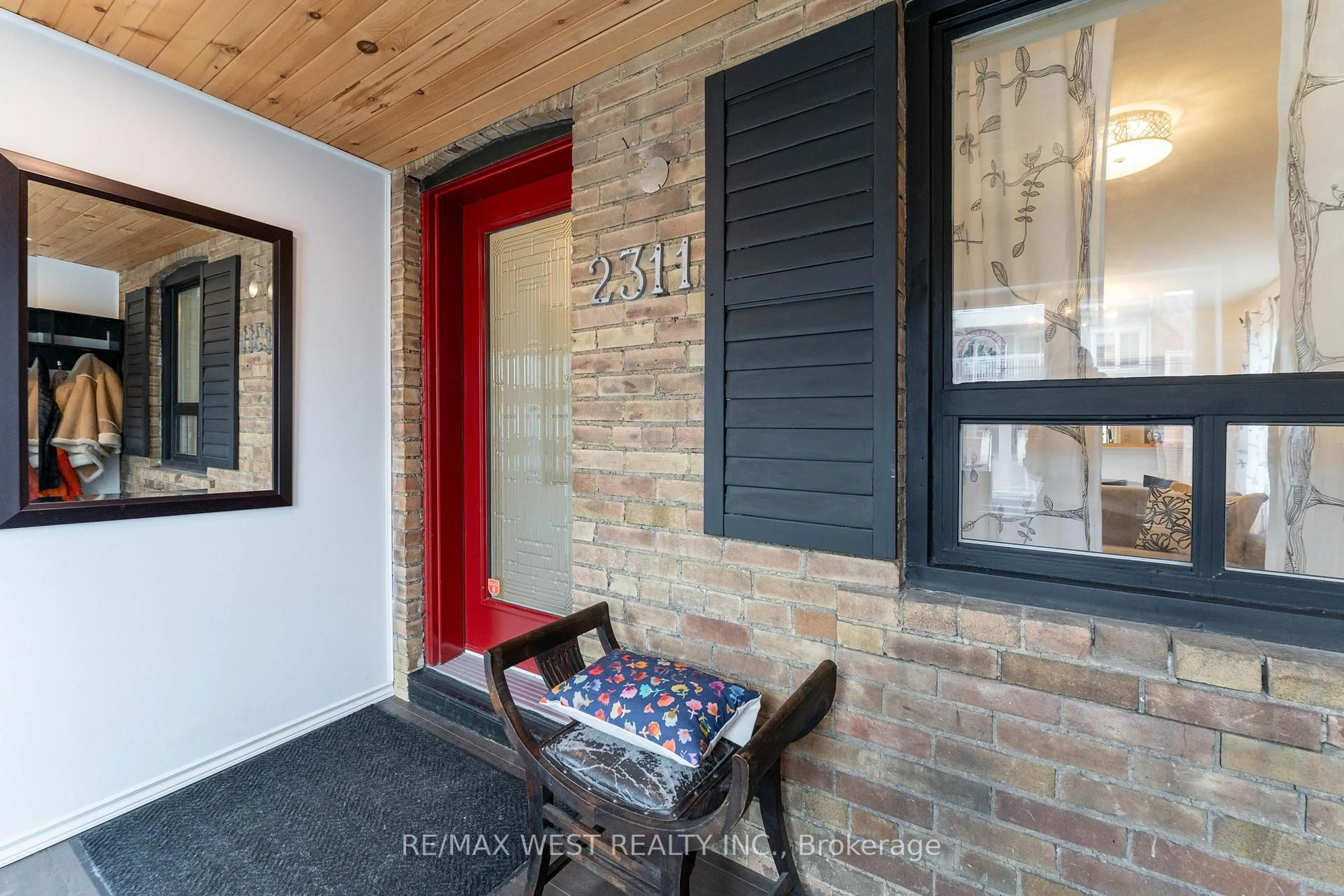 Indoor entryway for 2311 Gerrard St, Toronto Ontario M4E 2E5
