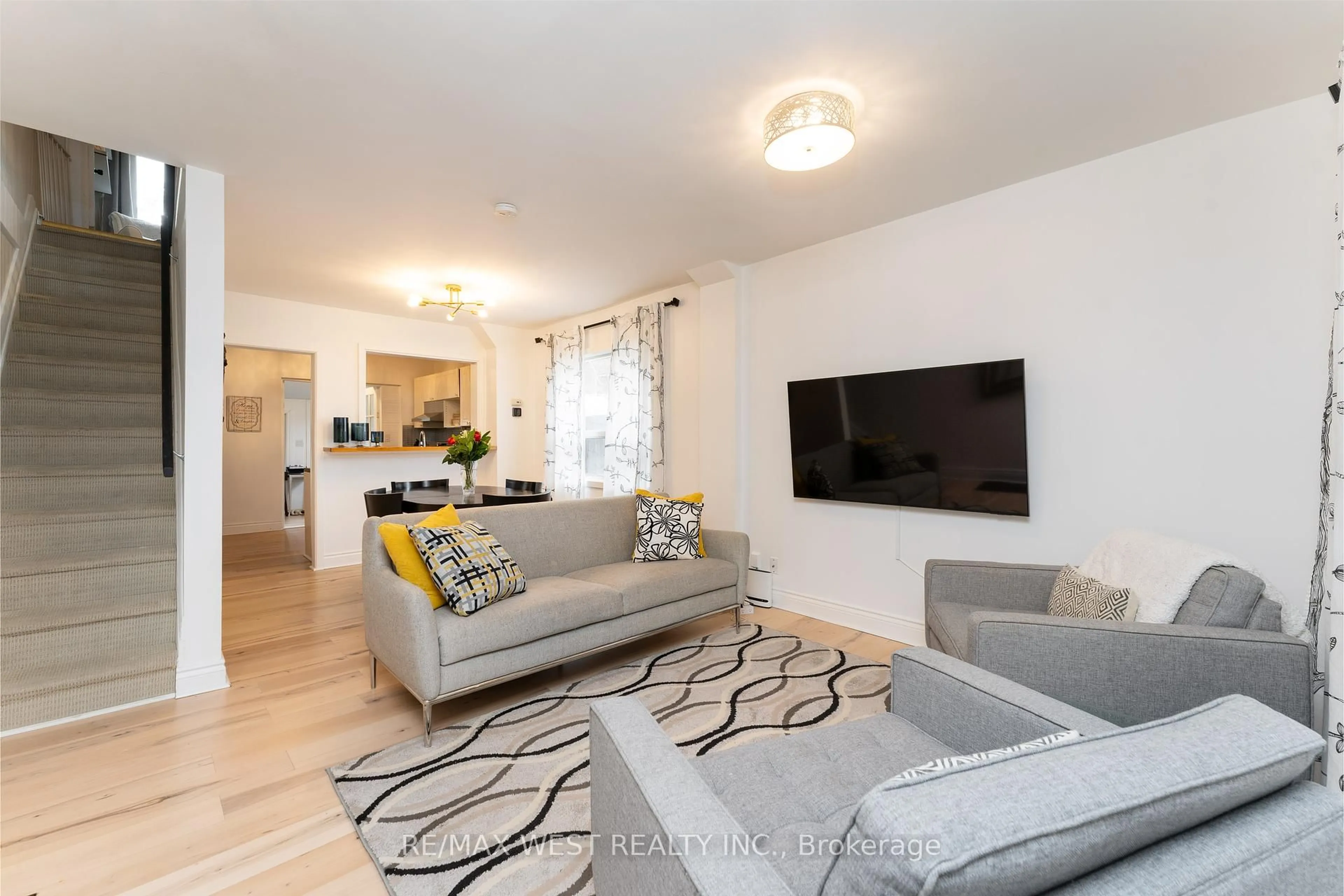 Living room with furniture, unknown for 2311 Gerrard St, Toronto Ontario M4E 2E5