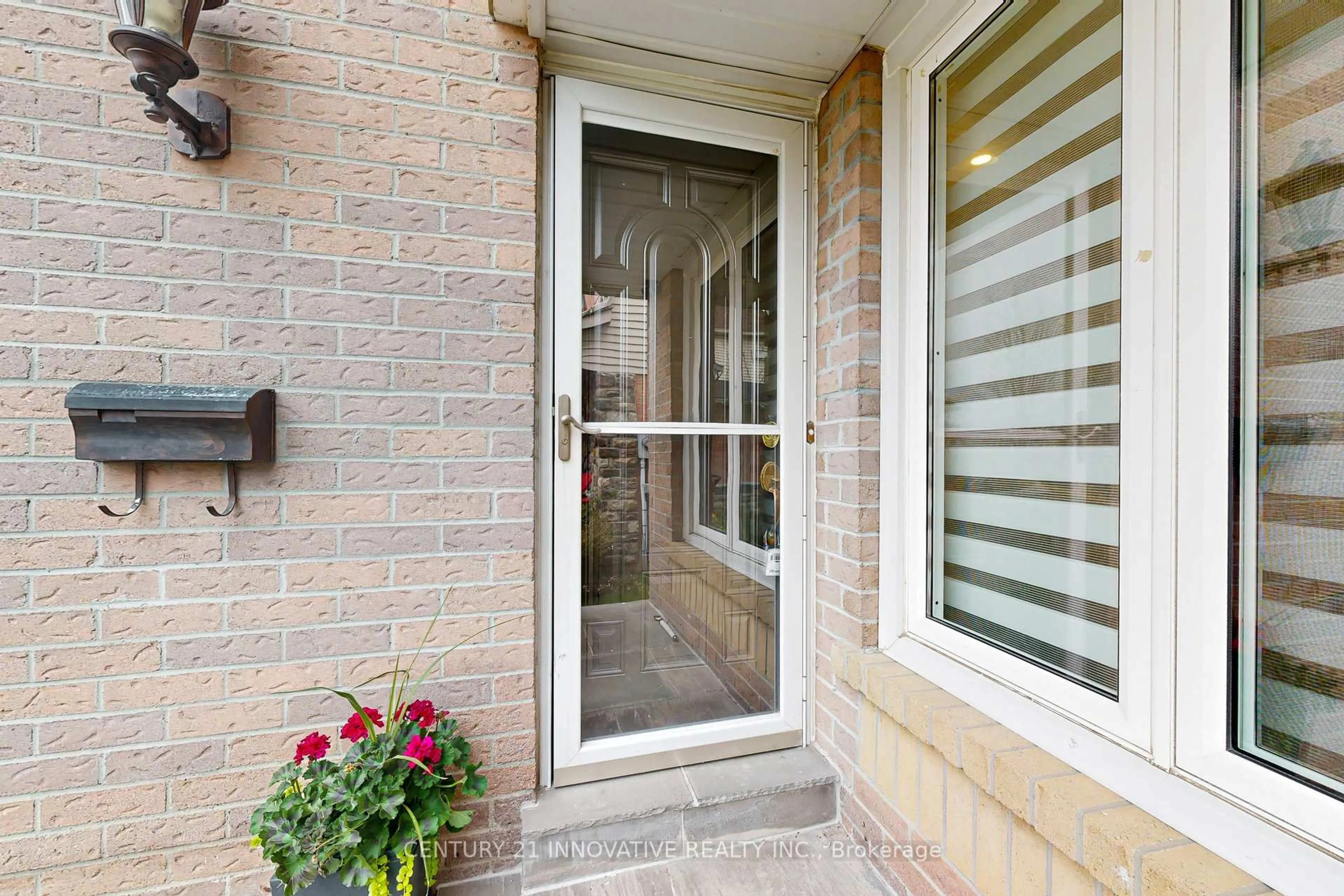 Indoor entryway for 19 Yorkville Dr, Clarington Ontario L1E 2A8