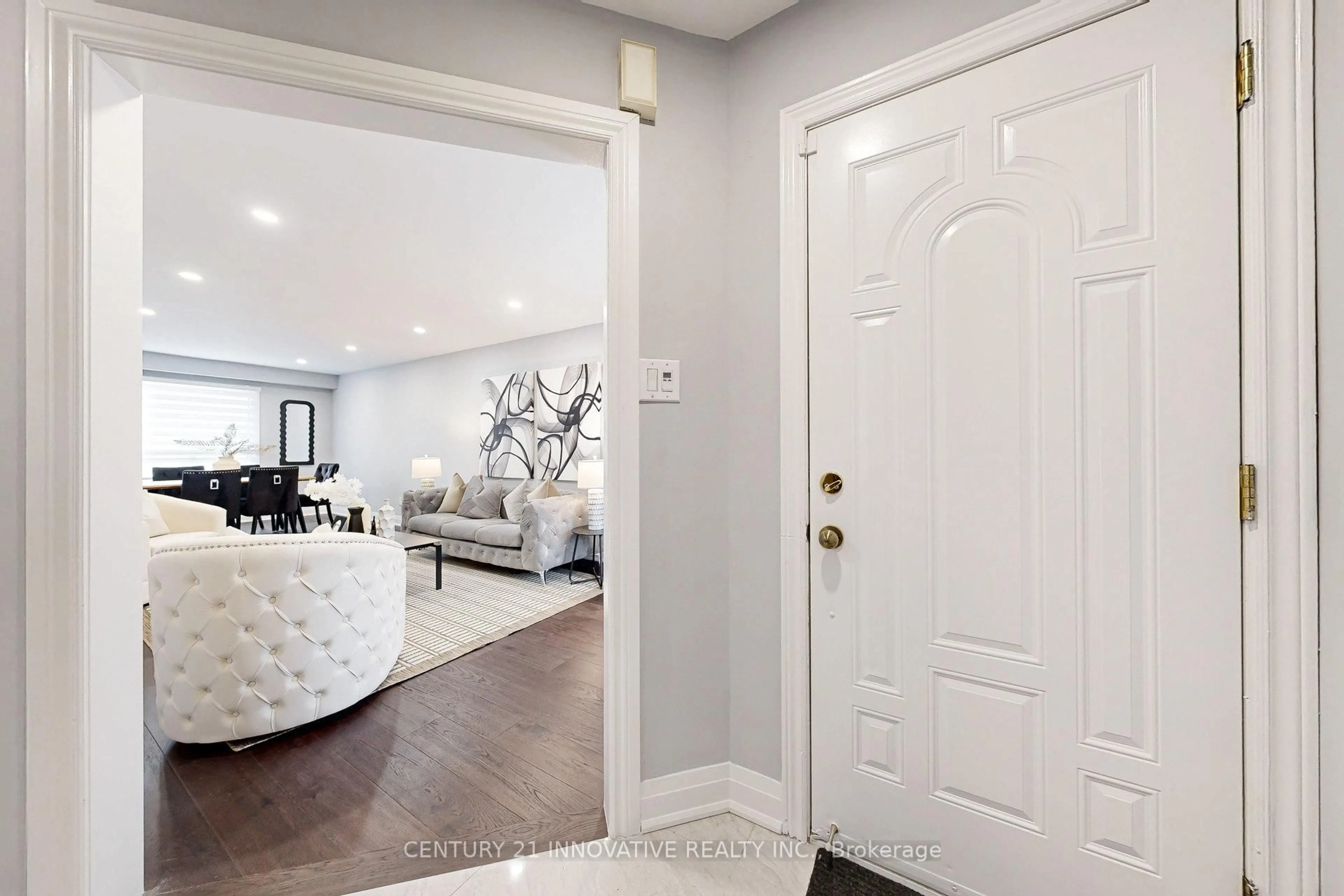 Indoor entryway for 19 Yorkville Dr, Clarington Ontario L1E 2A8