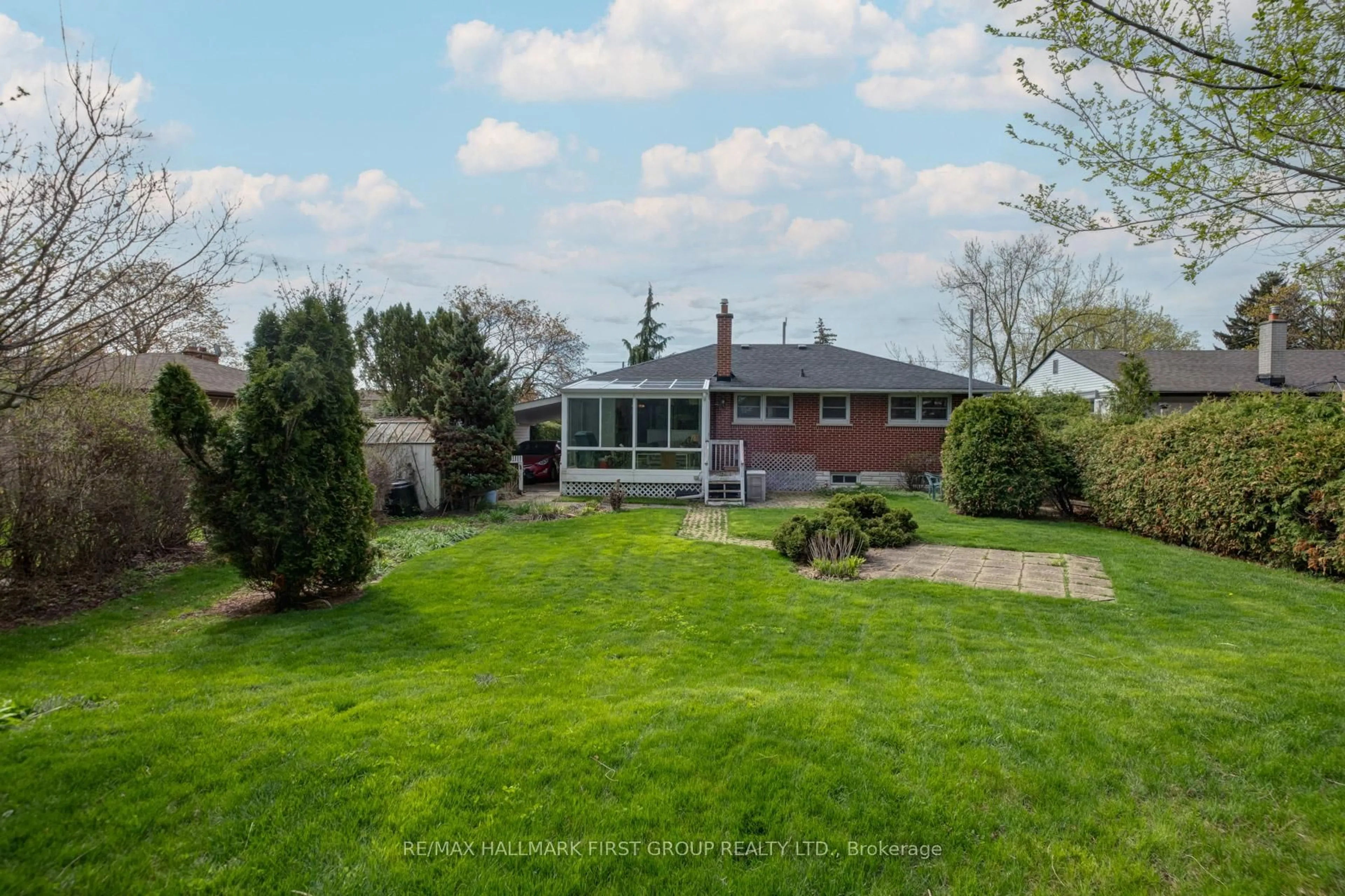 A pic from outside/outdoor area/front of a property/back of a property/a pic from drone, unknown for 362 Marion Ave, Oshawa Ontario L1J 3B1