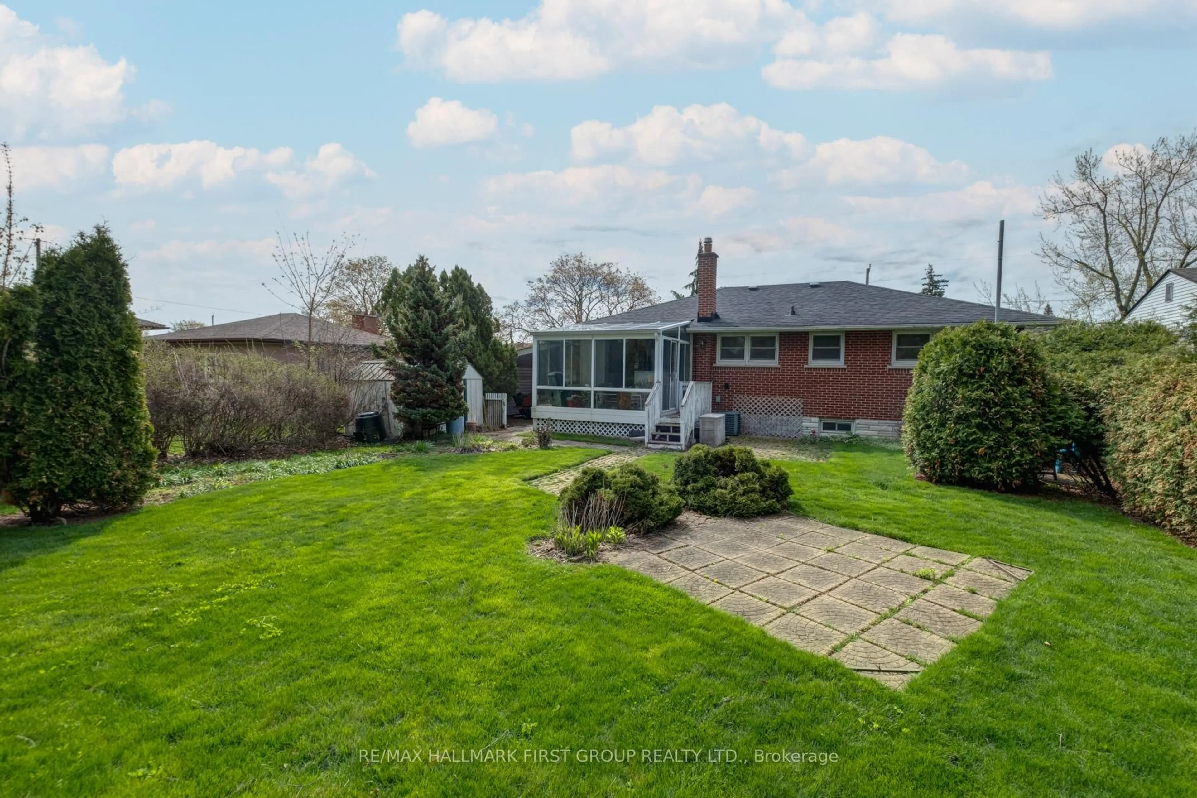 A pic from outside/outdoor area/front of a property/back of a property/a pic from drone, unknown for 362 Marion Ave, Oshawa Ontario L1J 3B1