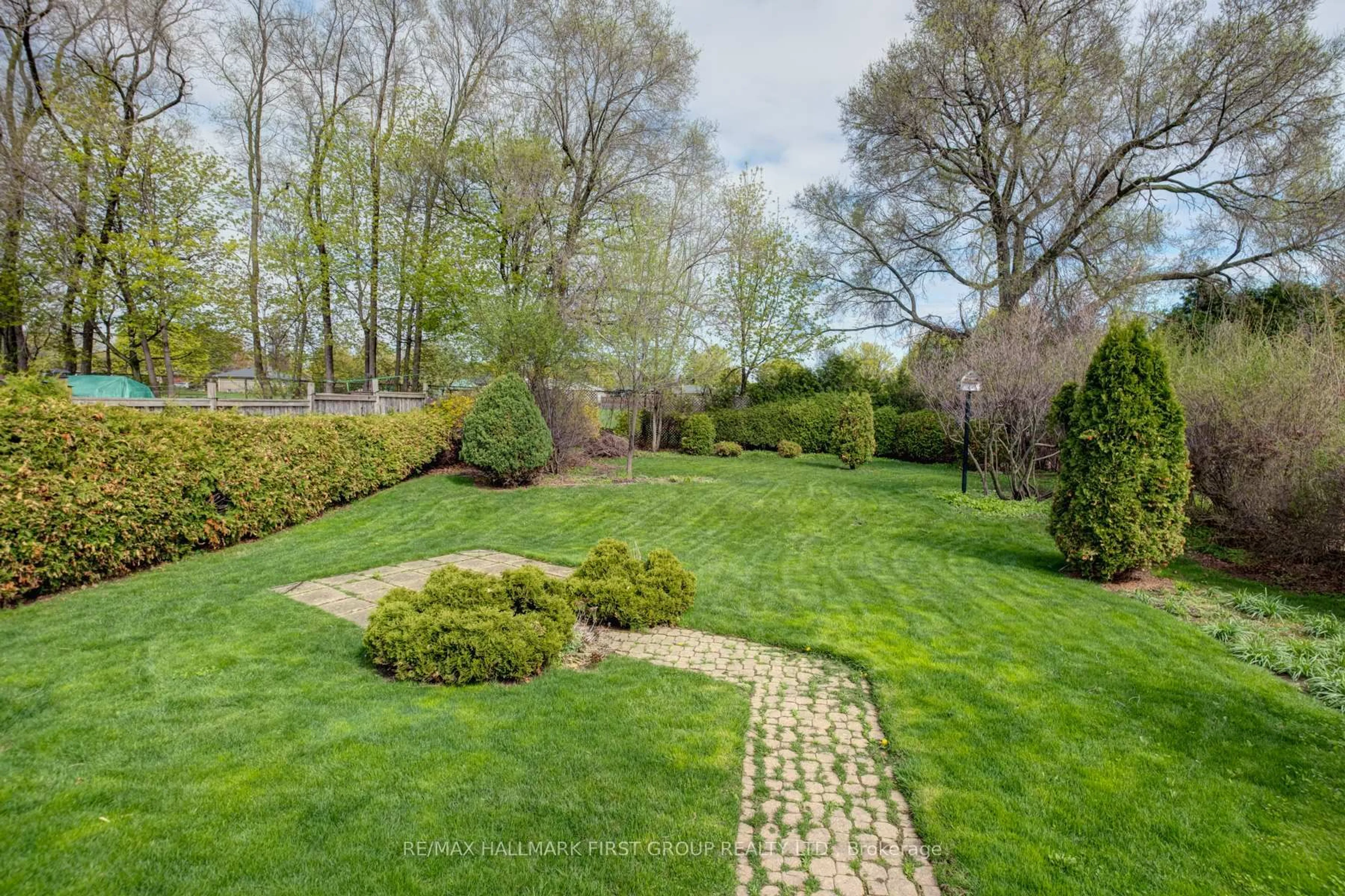 A pic from outside/outdoor area/front of a property/back of a property/a pic from drone, unknown for 362 Marion Ave, Oshawa Ontario L1J 3B1