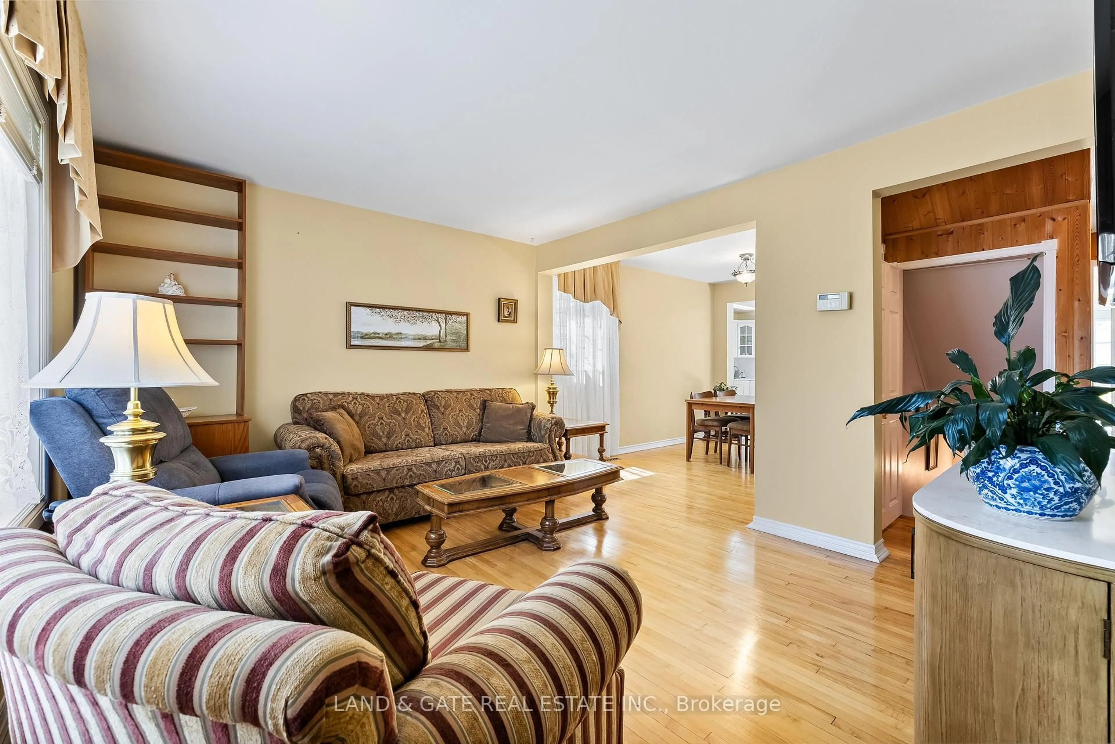 Living room with furniture, unknown for 98 Admiral Rd, Ajax Ontario L1S 2P1