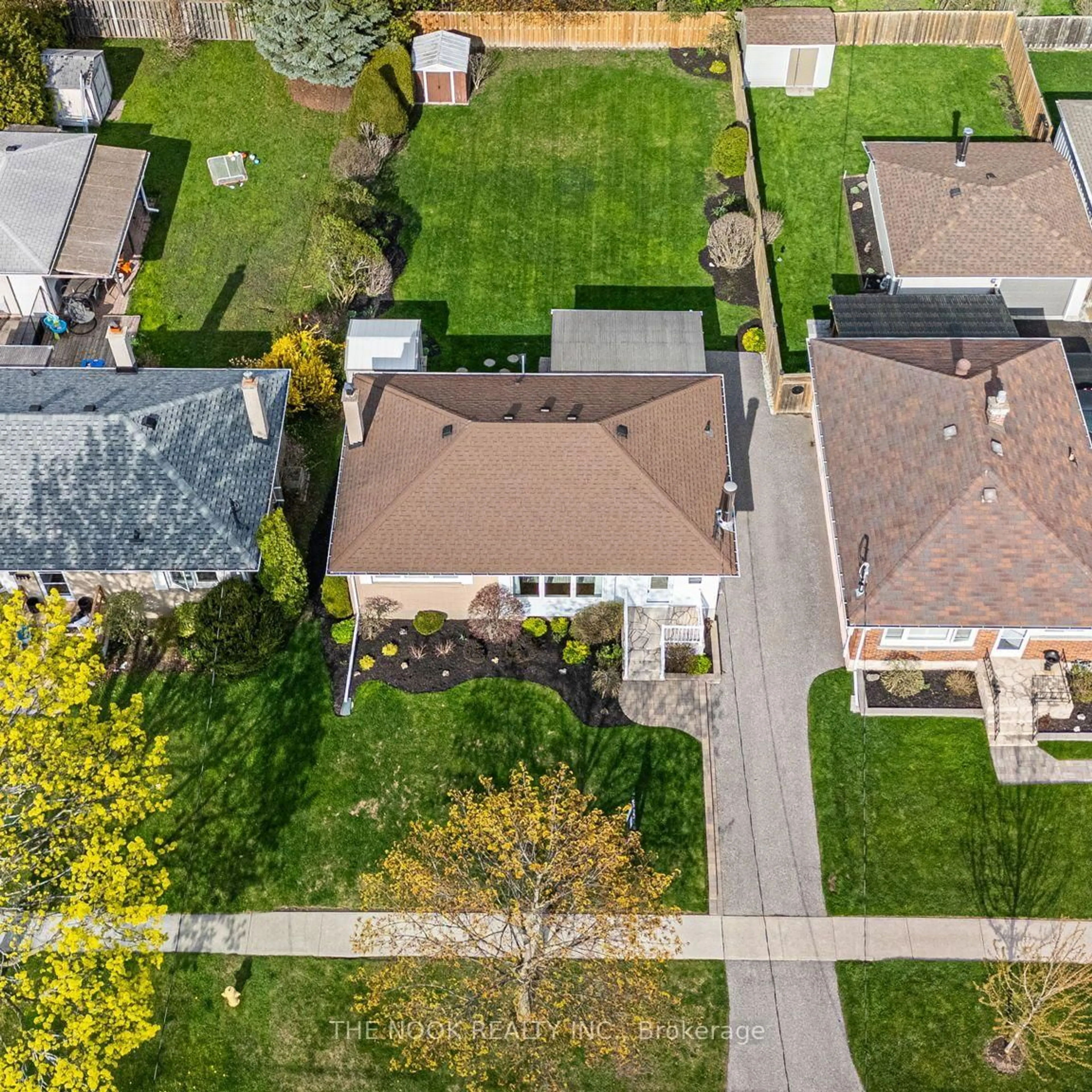 A pic from outside/outdoor area/front of a property/back of a property/a pic from drone, street for 287 Windsor St, Oshawa Ontario L1H 6G5
