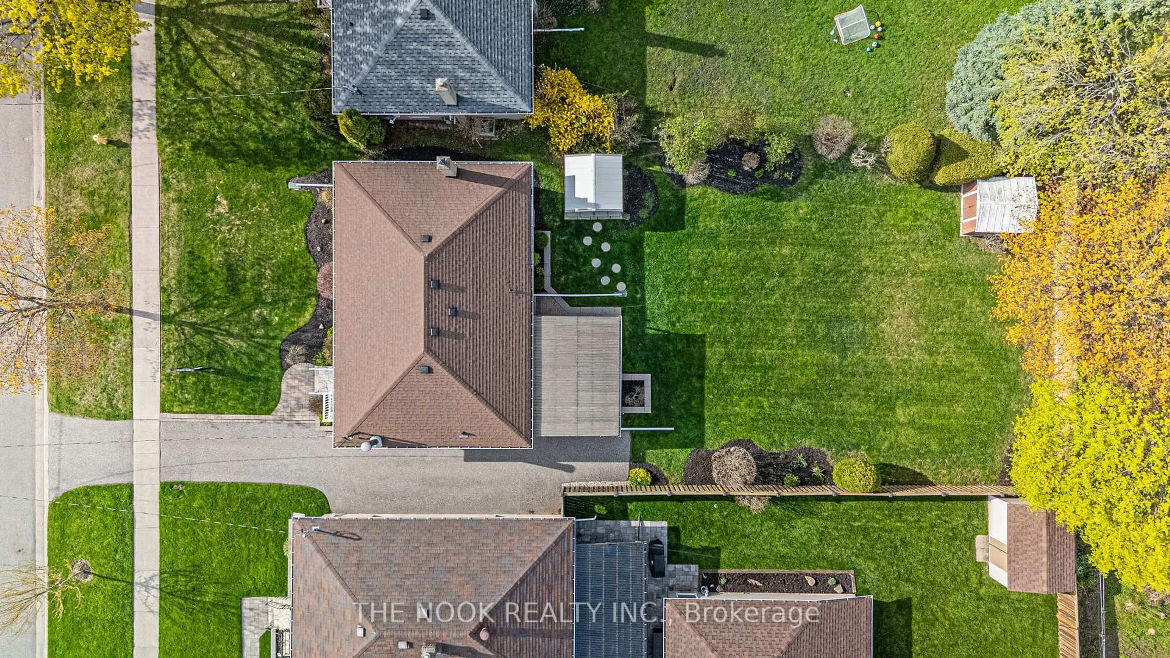 A pic from outside/outdoor area/front of a property/back of a property/a pic from drone, street for 287 Windsor St, Oshawa Ontario L1H 6G5
