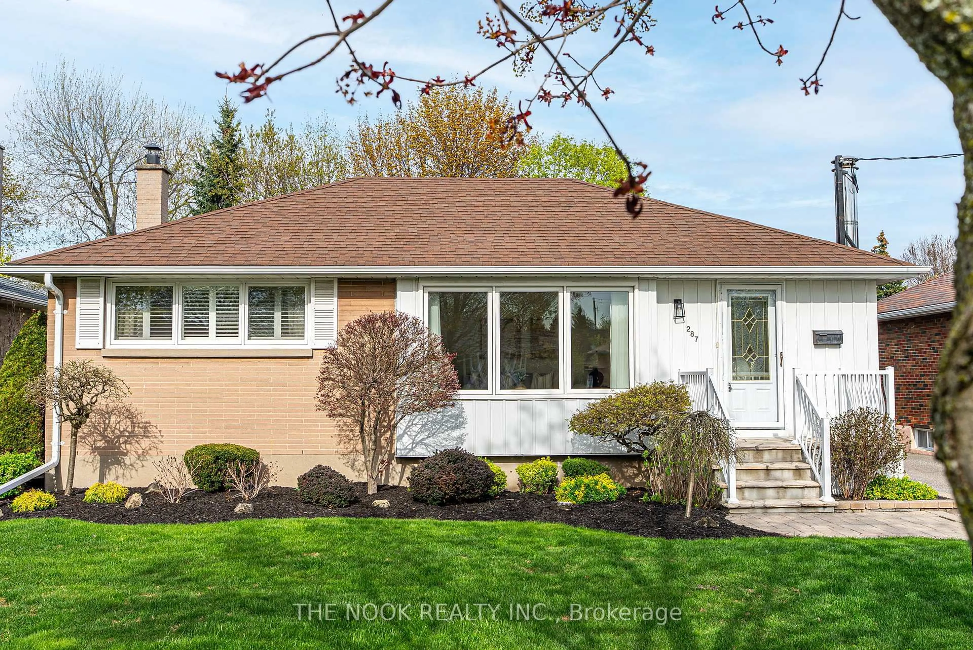Home with vinyl exterior material, street for 287 Windsor St, Oshawa Ontario L1H 6G5