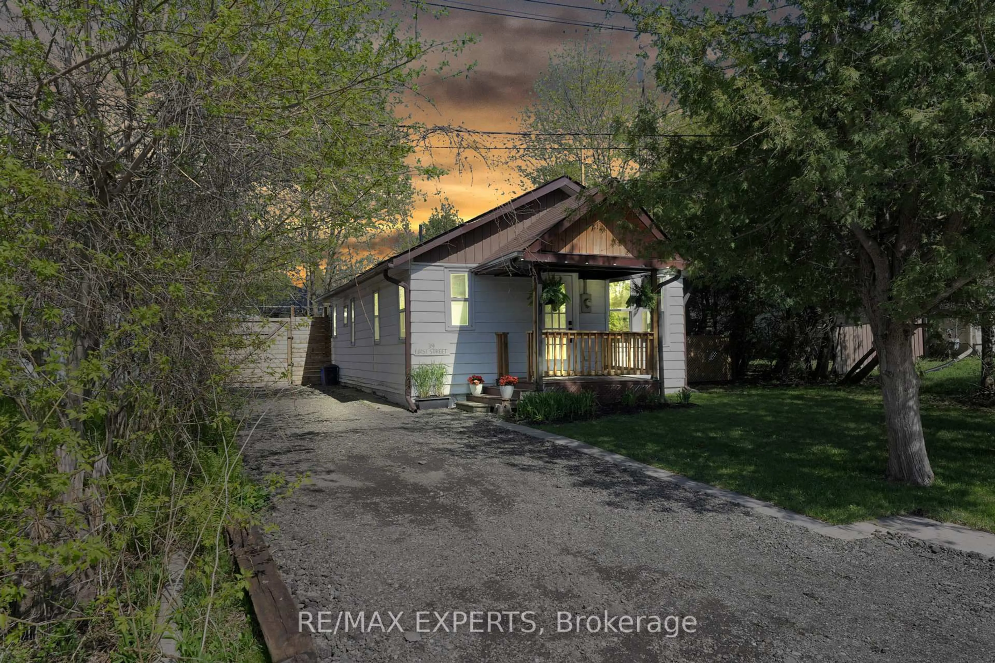 A pic from outside/outdoor area/front of a property/back of a property/a pic from drone, street for 39 First St, Scugog Ontario L0B 1E0