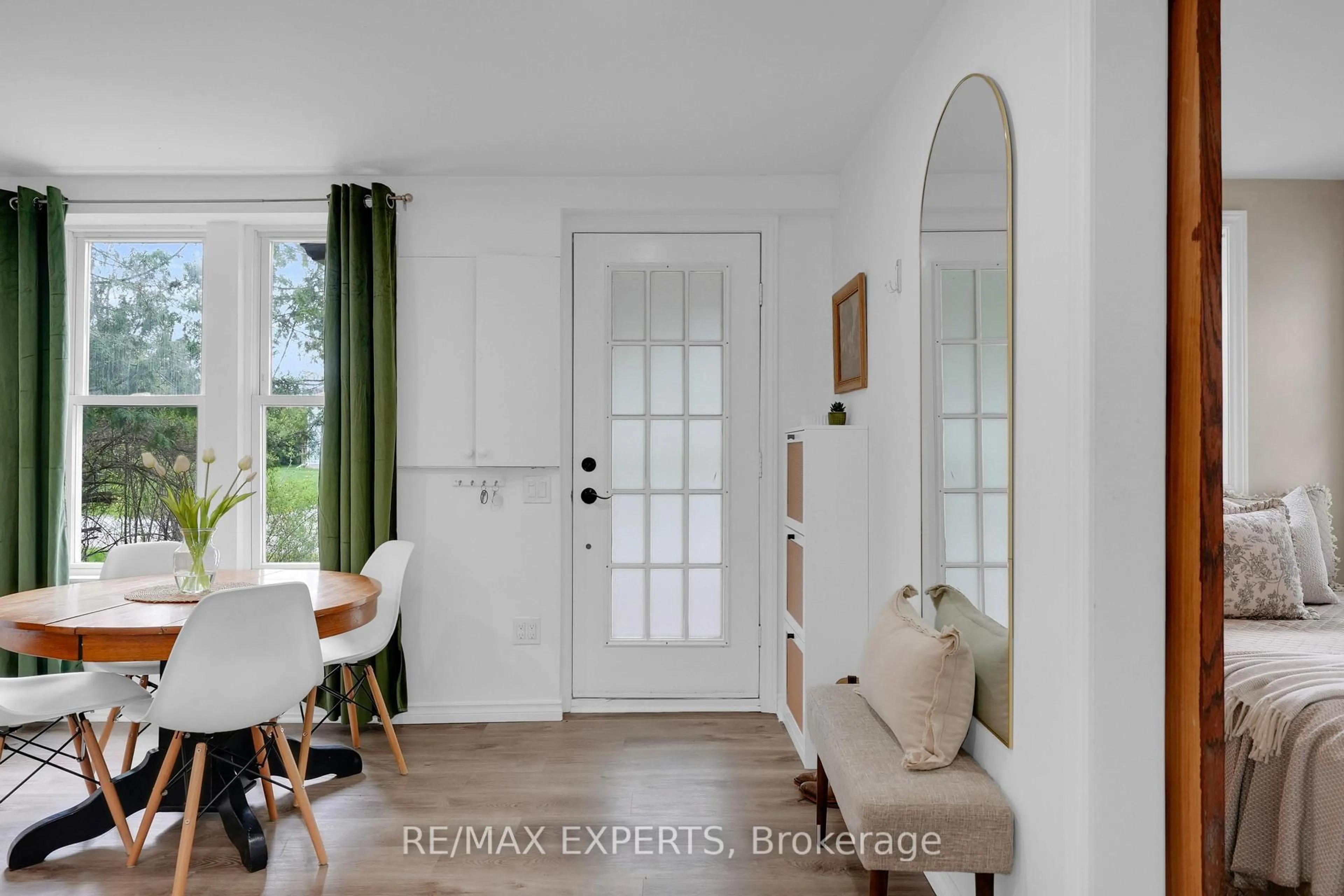 Indoor entryway for 39 First St, Scugog Ontario L0B 1E0