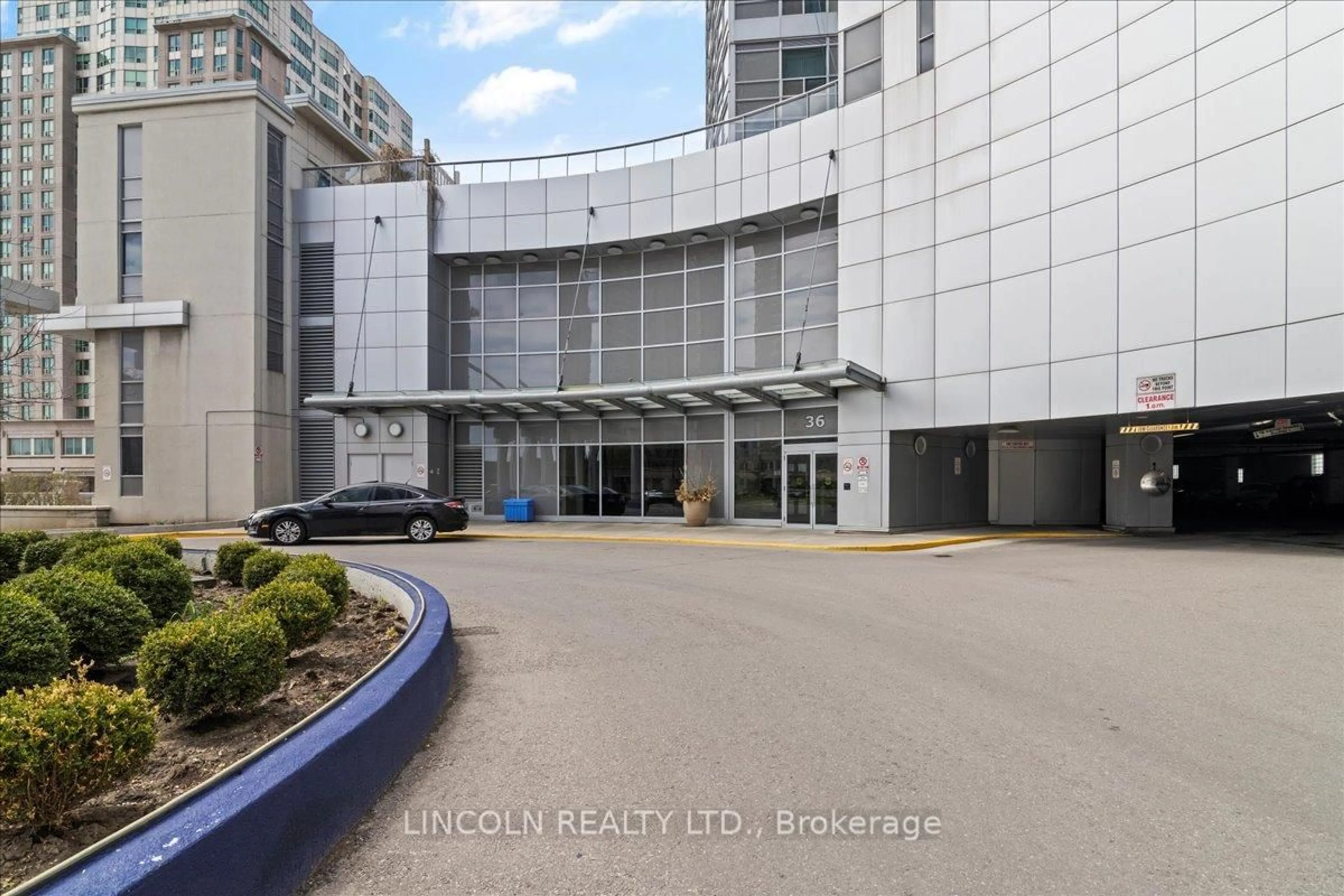 Indoor foyer for 36 Lee Centre Dr #815, Toronto Ontario M1H 3K2
