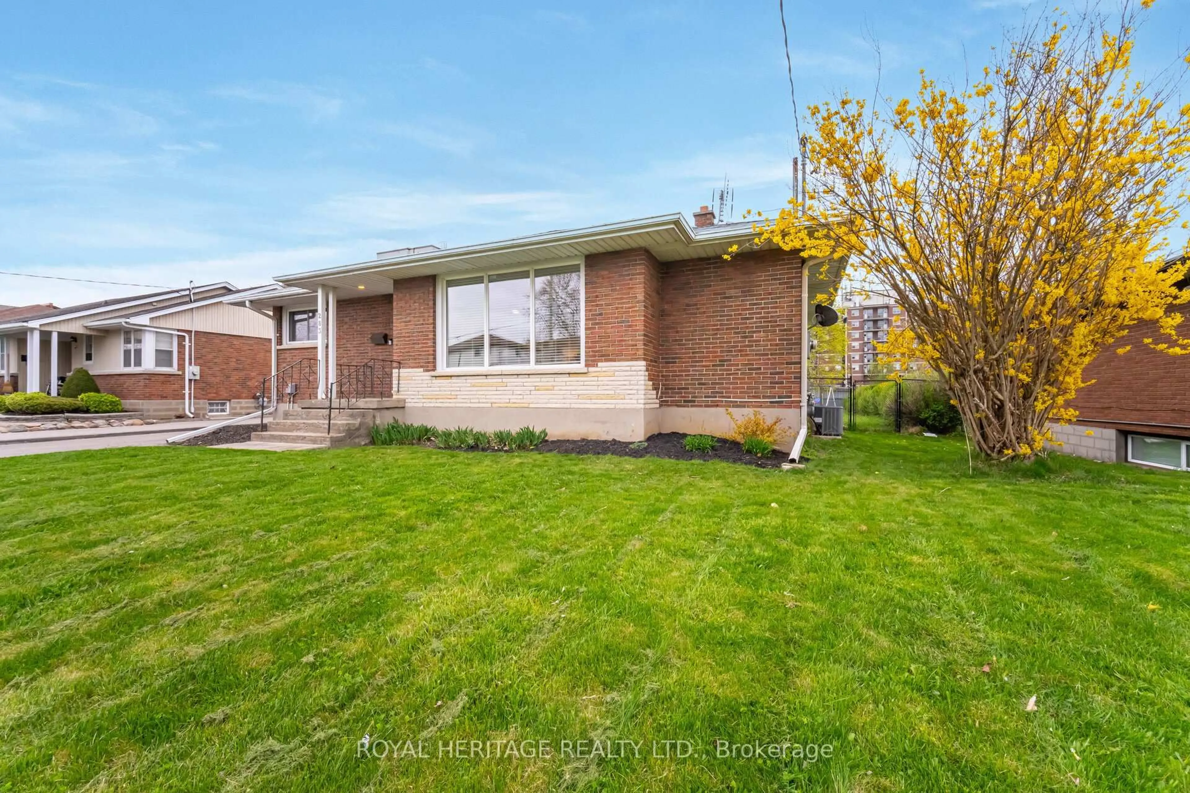 Home with brick exterior material, street for 283 Porter St, Oshawa Ontario L1J 1N3