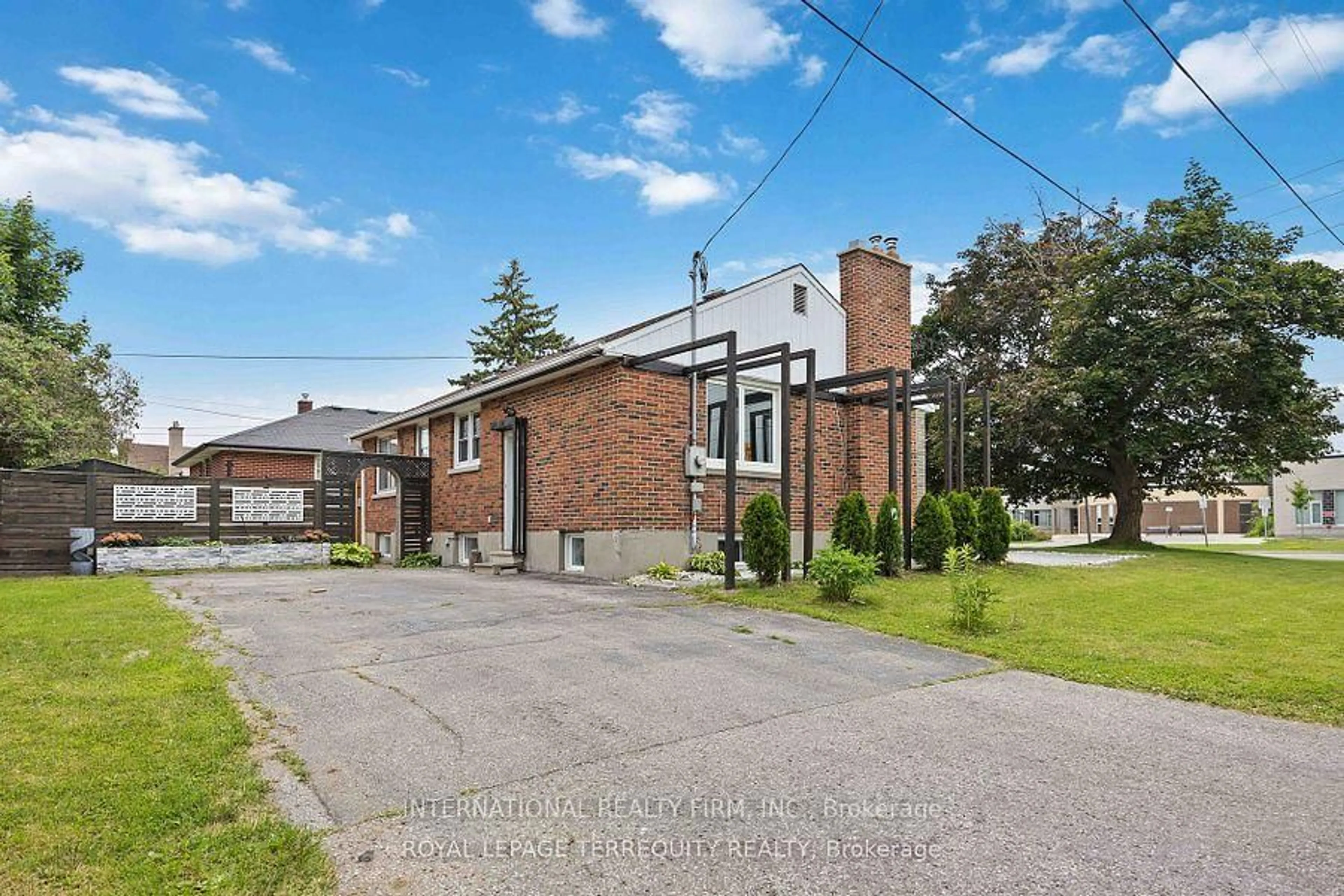 A pic from outside/outdoor area/front of a property/back of a property/a pic from drone, street for 575 Stevenson Rd, Oshawa Ontario L1J 5N9