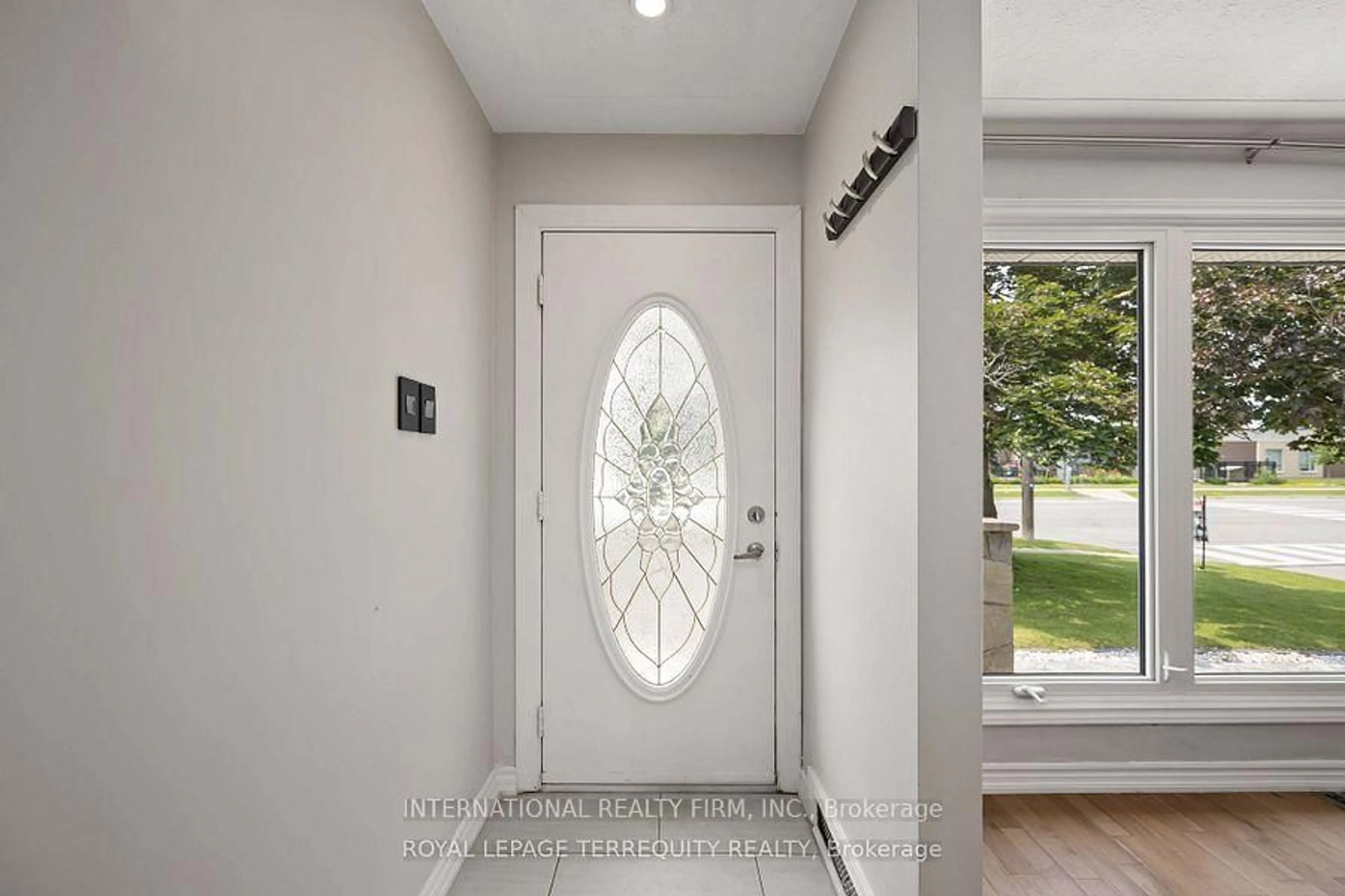 Indoor entryway for 575 Stevenson Rd, Oshawa Ontario L1J 5N9