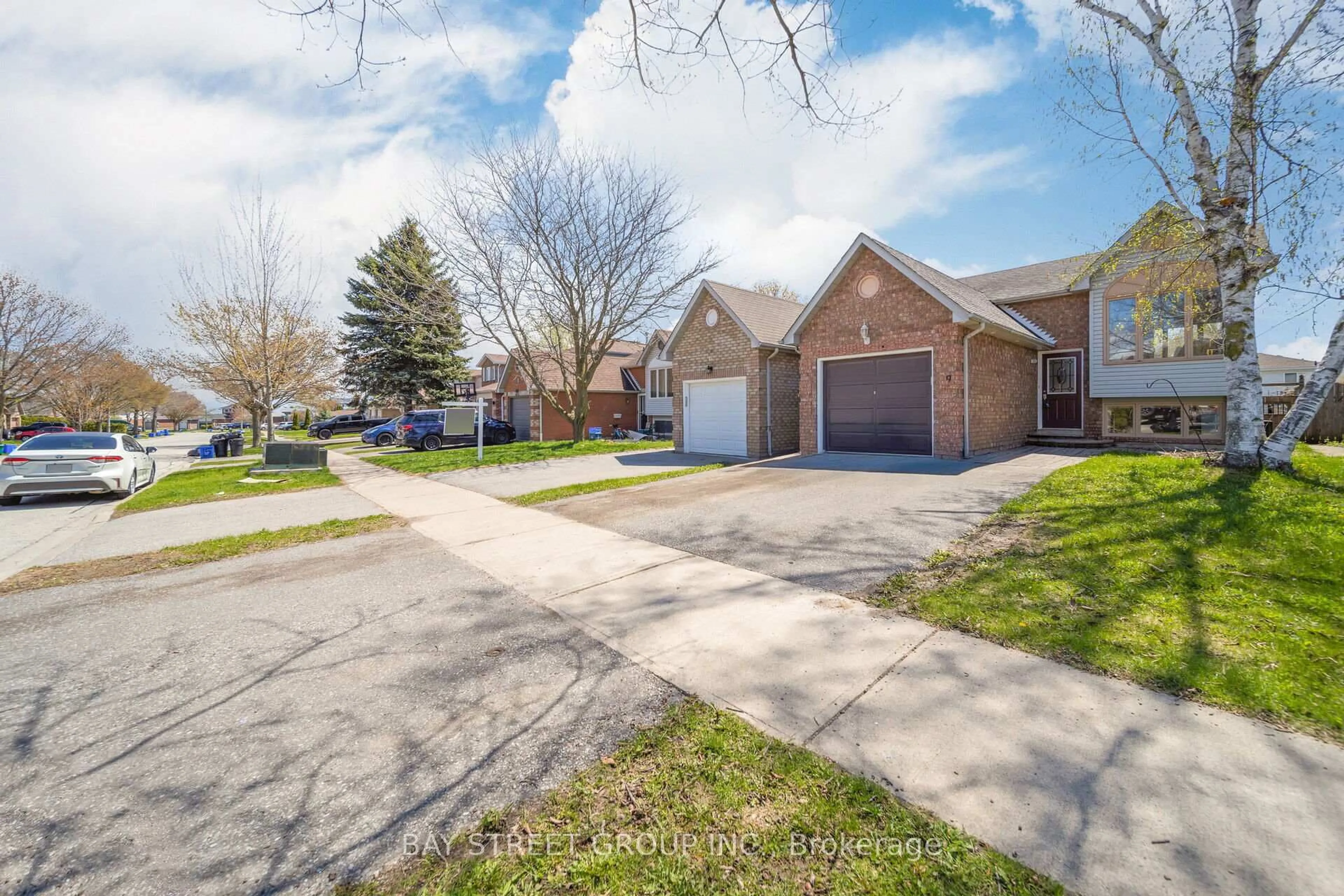 A pic from outside/outdoor area/front of a property/back of a property/a pic from drone, street for 9 Fenwick Ave, Clarington Ontario L1C 4R6