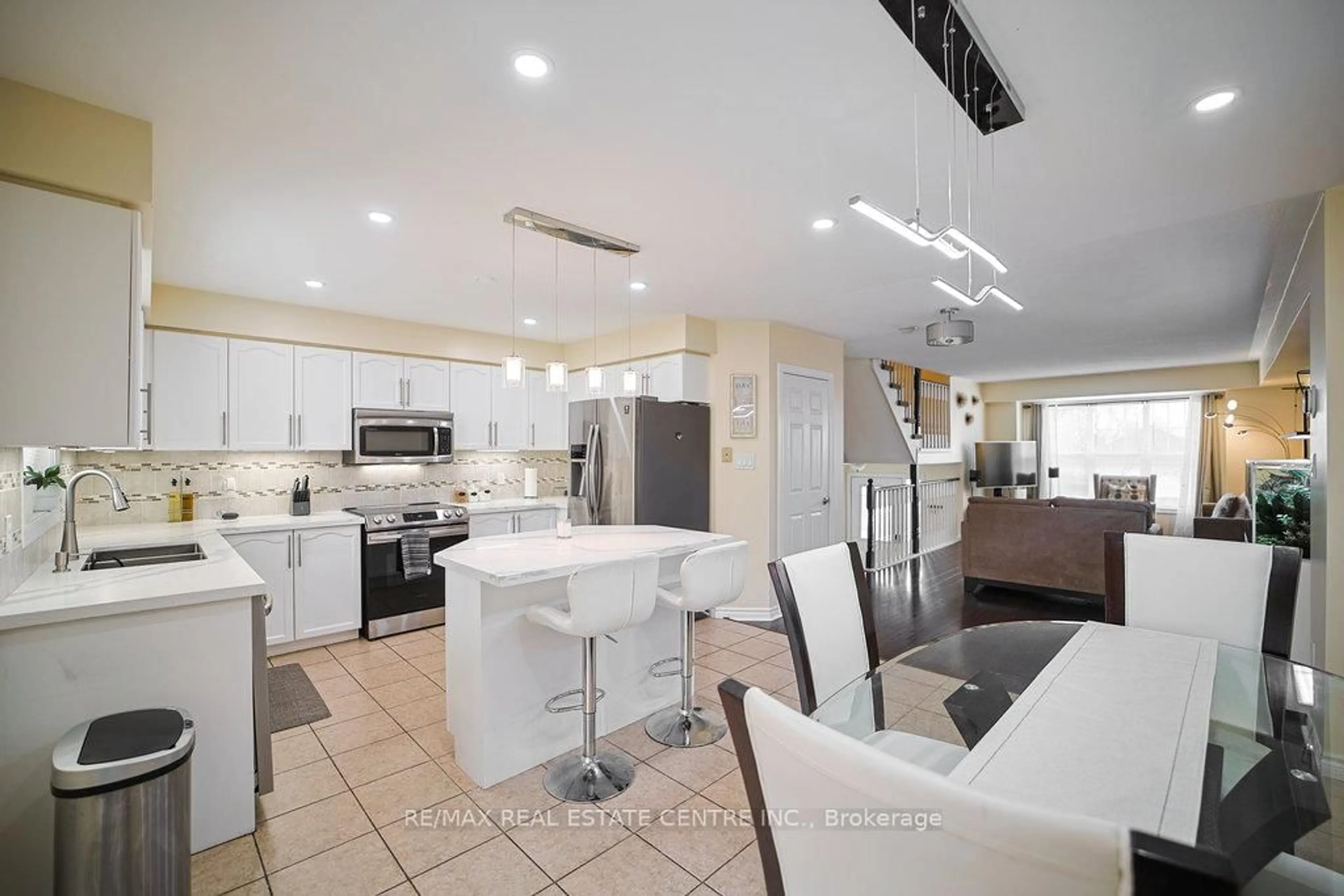 Open concept kitchen, ceramic/tile floor for 62 Kilgannon Ave, Clarington Ontario L1E 3E2