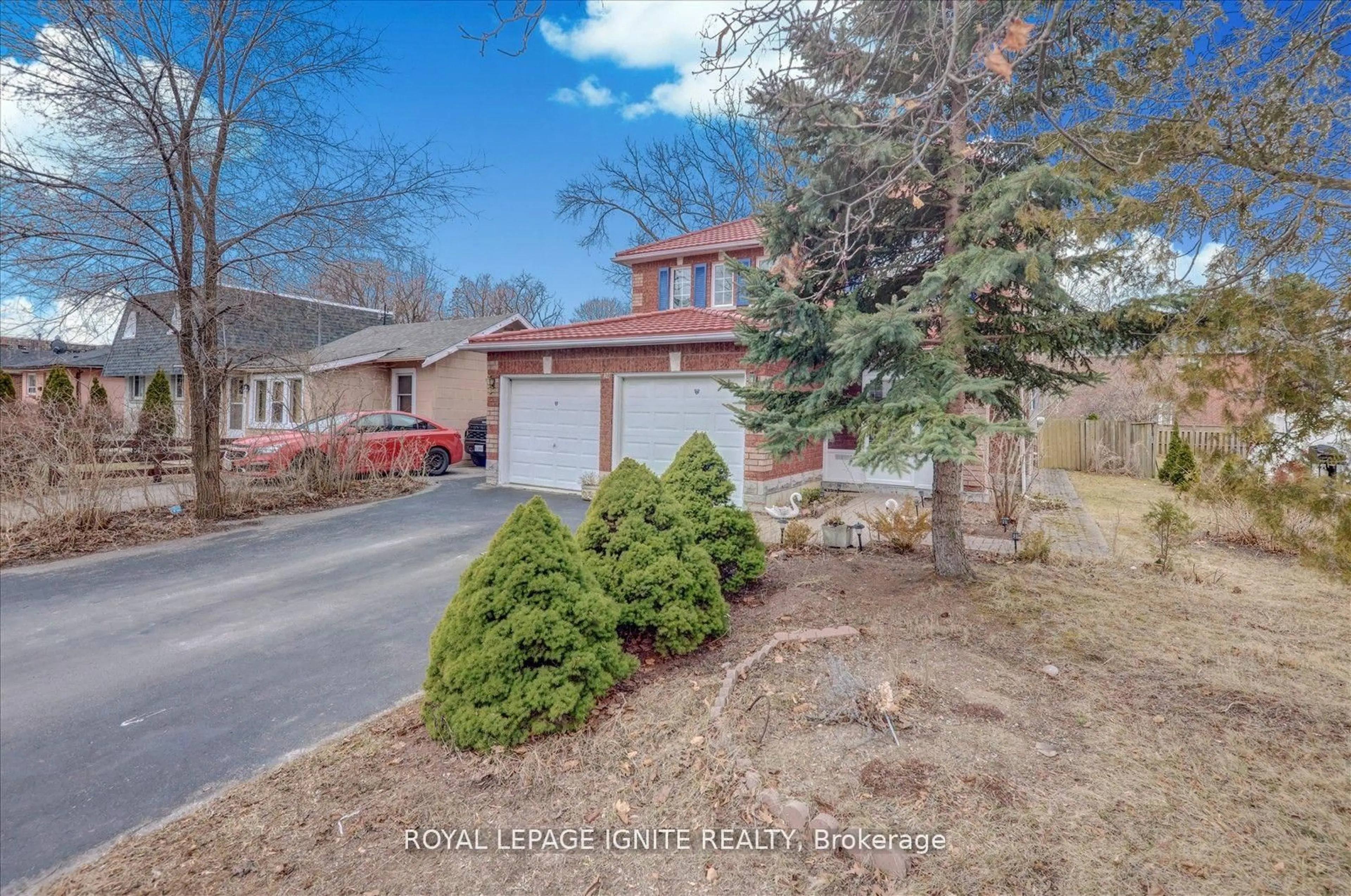 A pic from outside/outdoor area/front of a property/back of a property/a pic from drone, street for 38 Rodda Blvd, Toronto Ontario M1E 2Z6