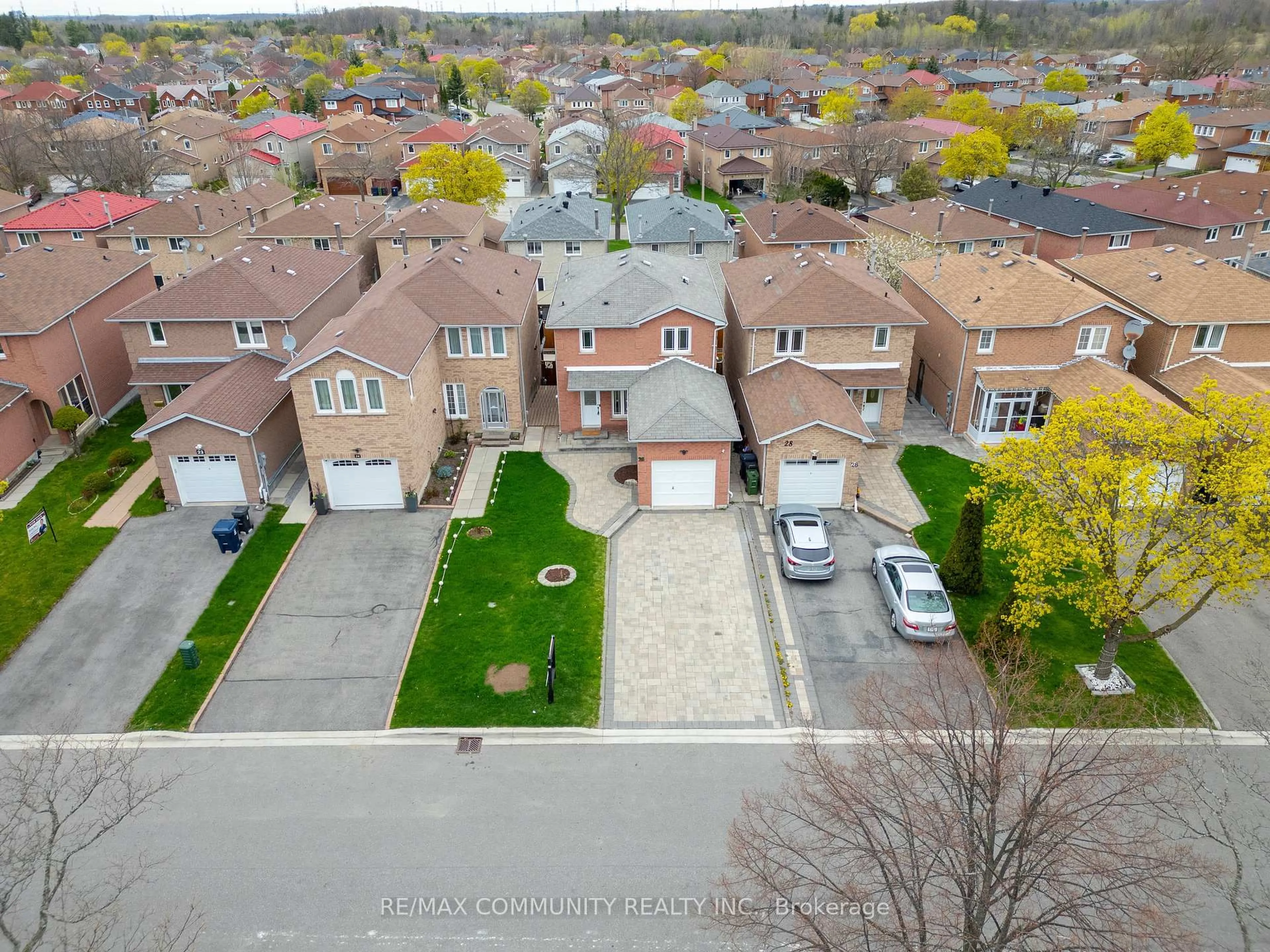 A pic from outside/outdoor area/front of a property/back of a property/a pic from drone, street for 26 Birrell Ave, Toronto Ontario M1B 5C7