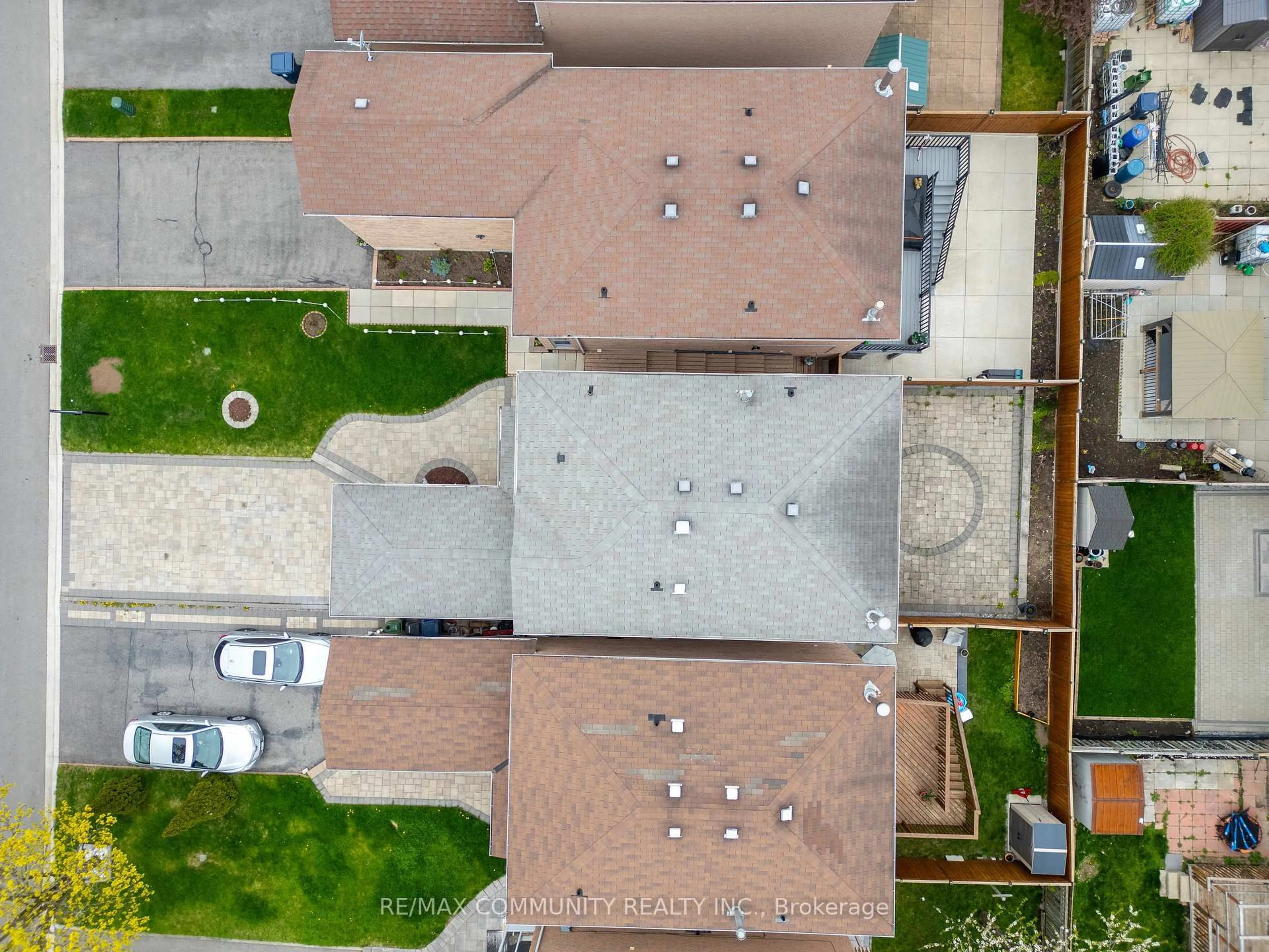 A pic from outside/outdoor area/front of a property/back of a property/a pic from drone, street for 26 Birrell Ave, Toronto Ontario M1B 5C7