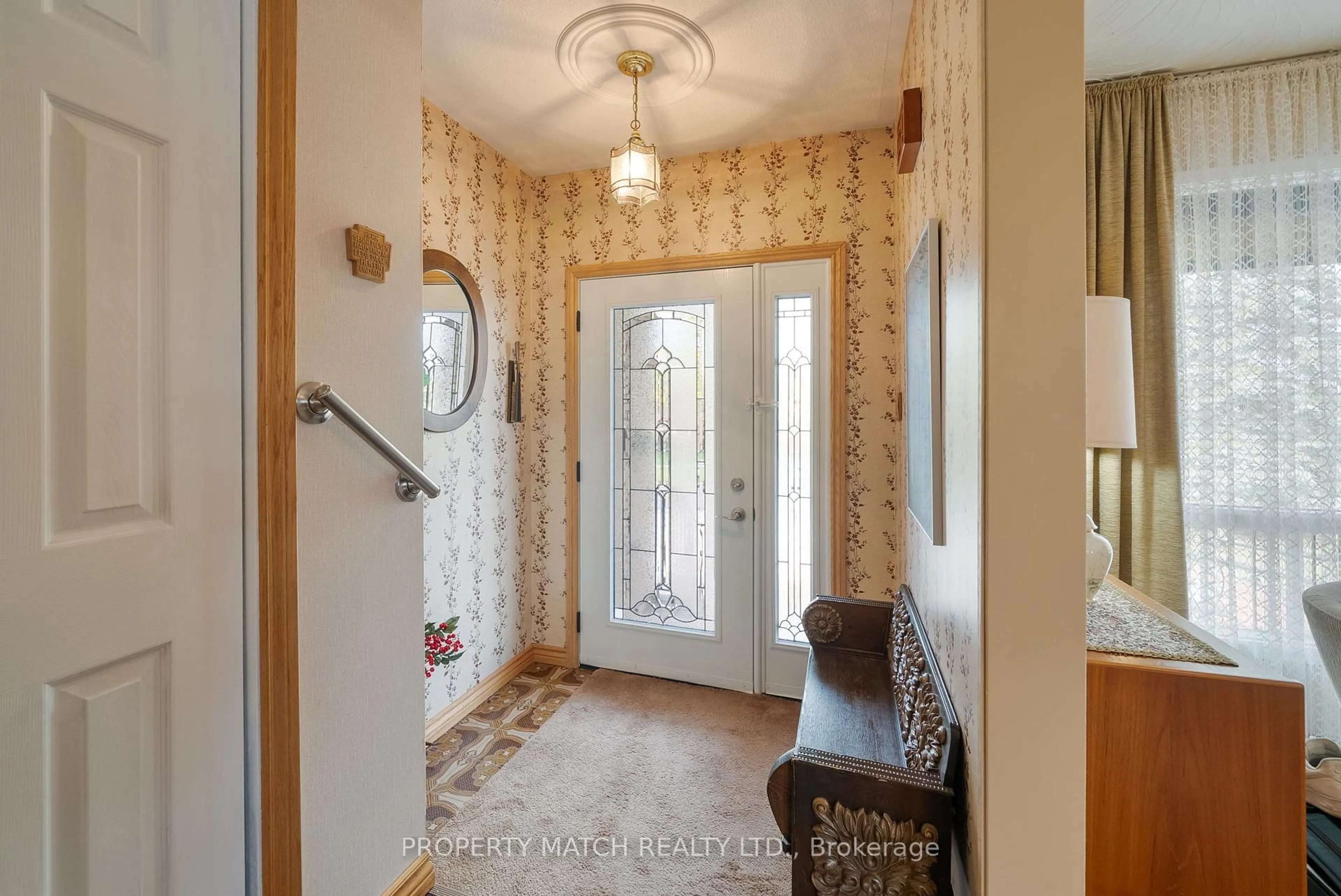 Indoor entryway for 1101 Mohawk St, Oshawa Ontario L1G 4G8