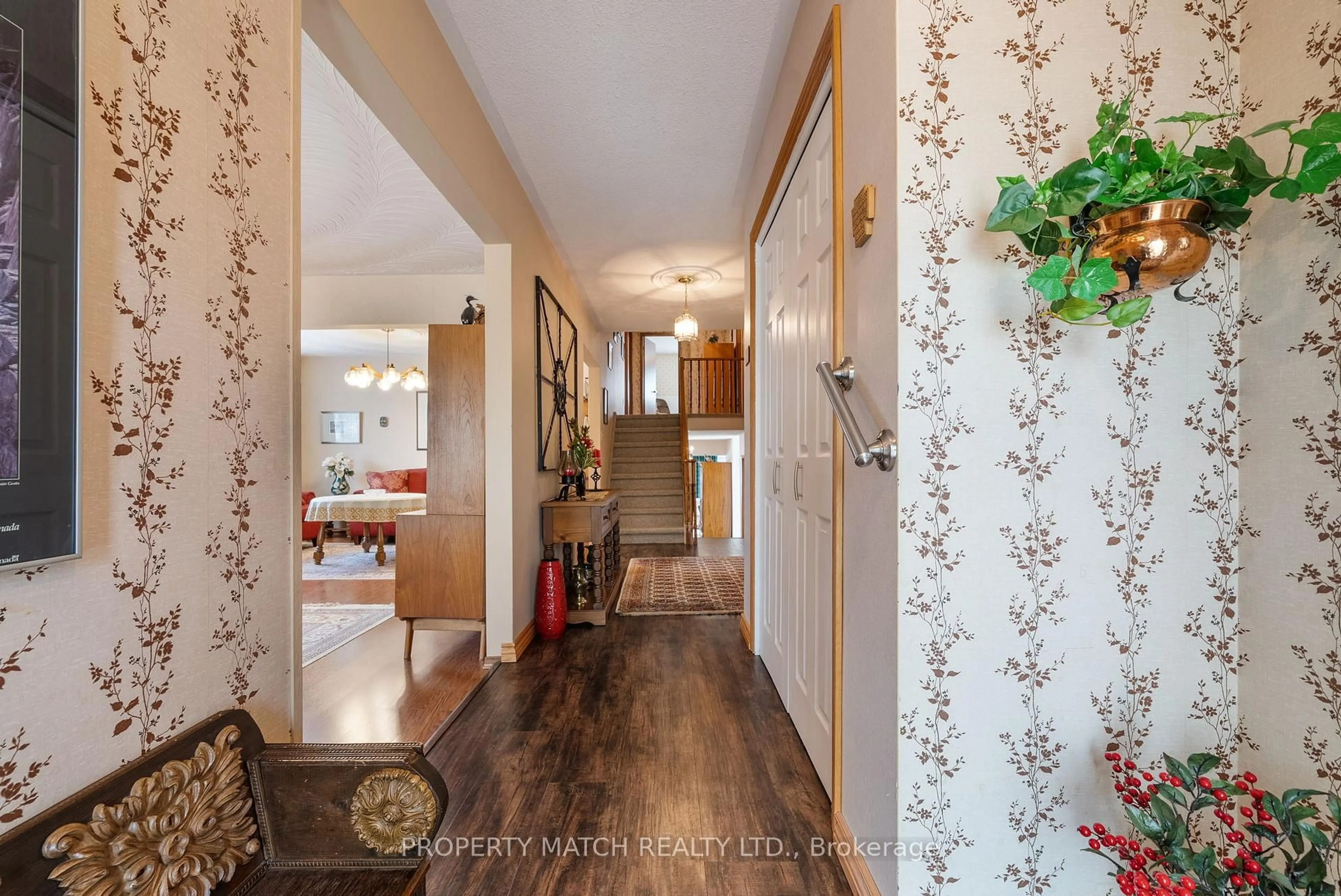 Indoor entryway for 1101 Mohawk St, Oshawa Ontario L1G 4G8