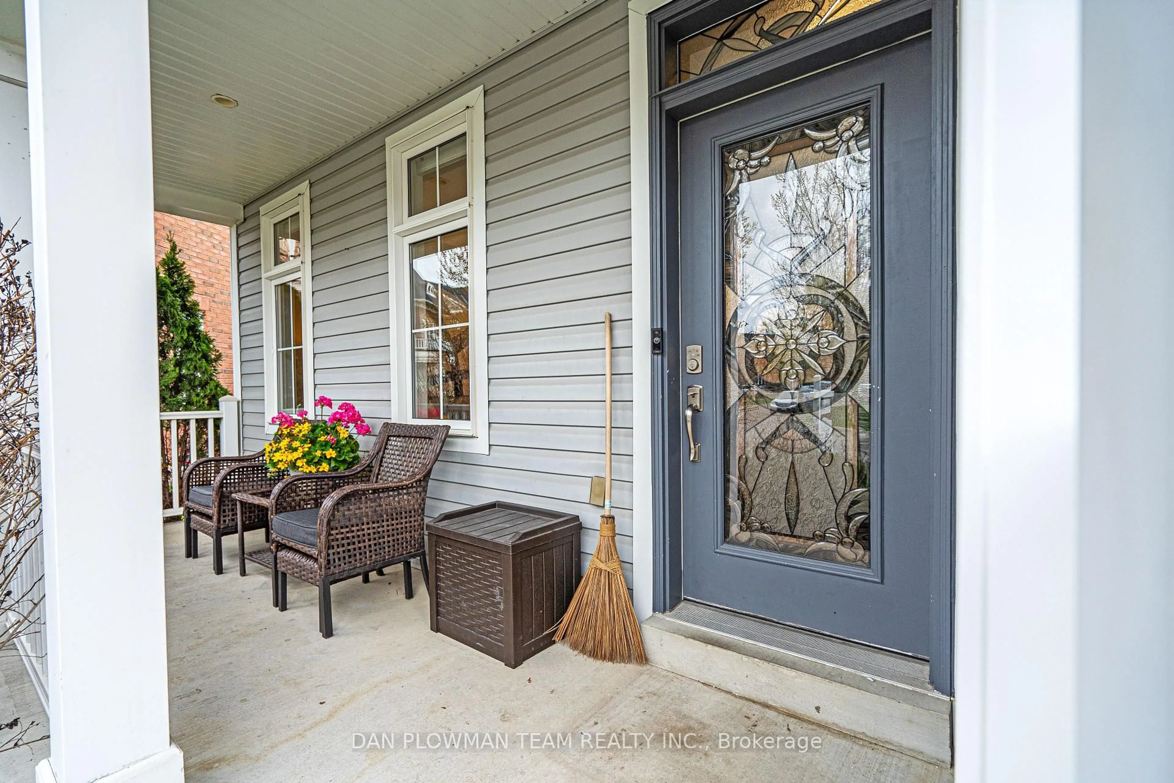 Indoor entryway for 25 Strandmore Circ, Whitby Ontario L1M 0C1