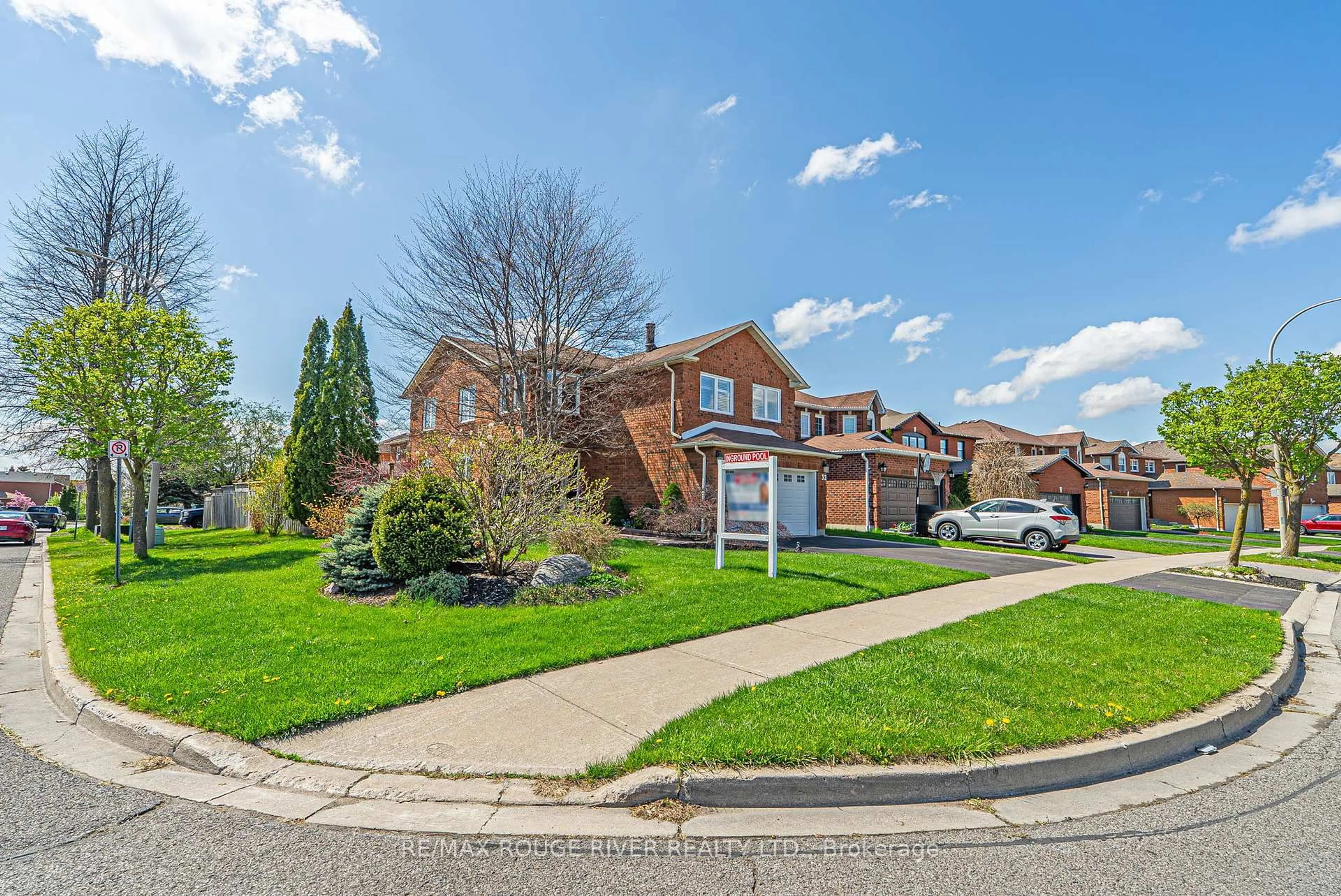 A pic from outside/outdoor area/front of a property/back of a property/a pic from drone, street for 32 Fencerow Dr, Whitby Ontario L1R 1Y4