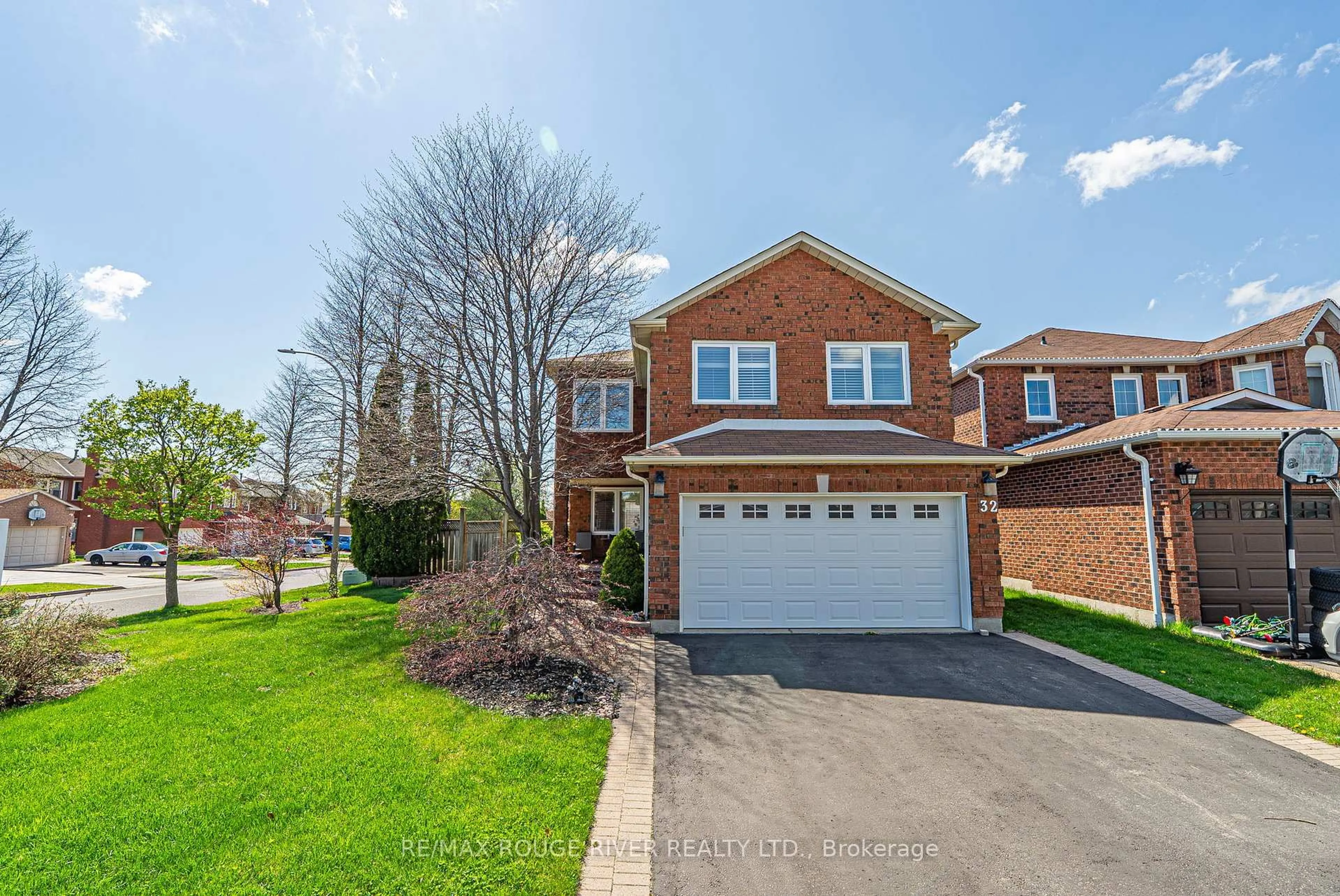 Home with brick exterior material, street for 32 Fencerow Dr, Whitby Ontario L1R 1Y4