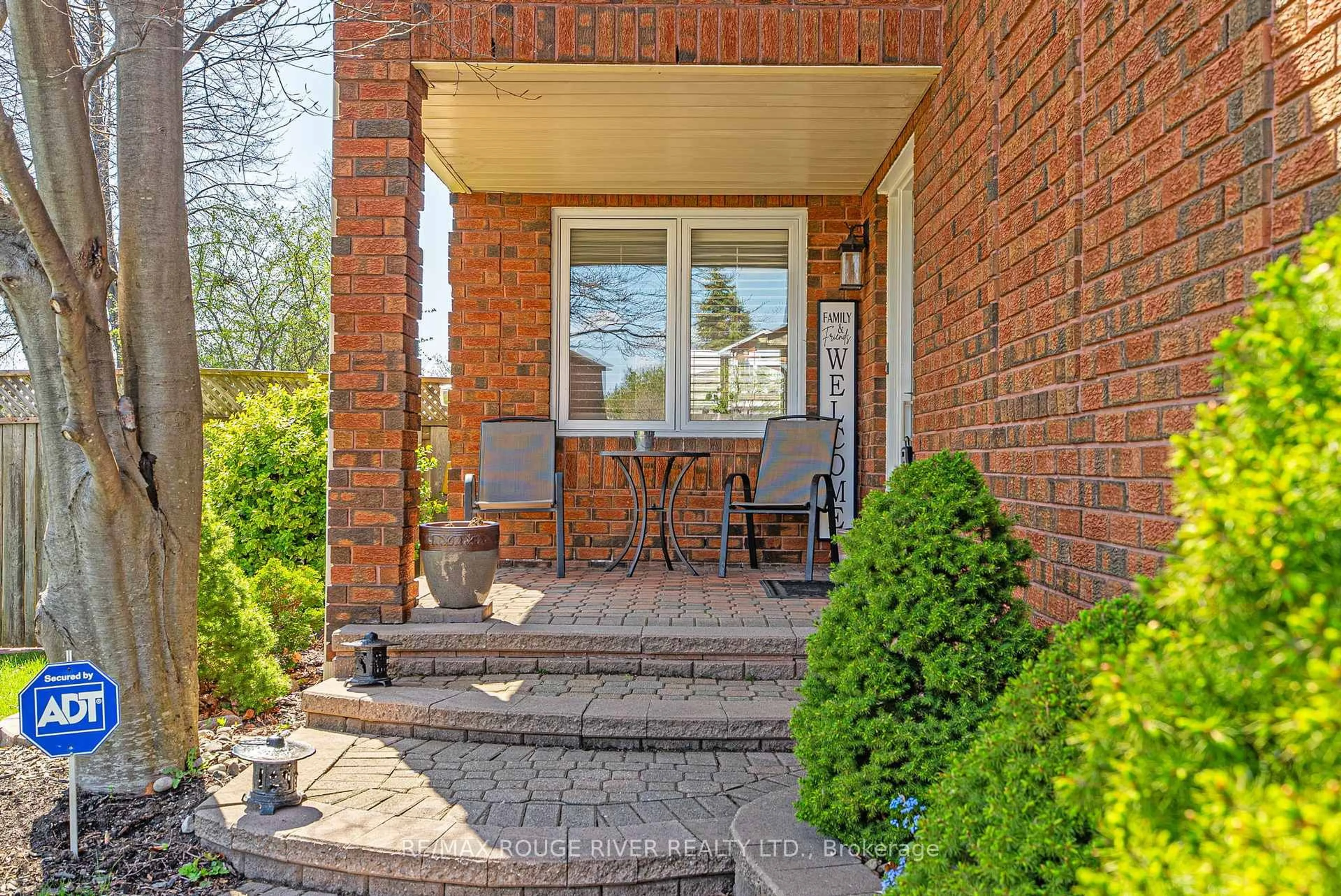 Patio, street for 32 Fencerow Dr, Whitby Ontario L1R 1Y4
