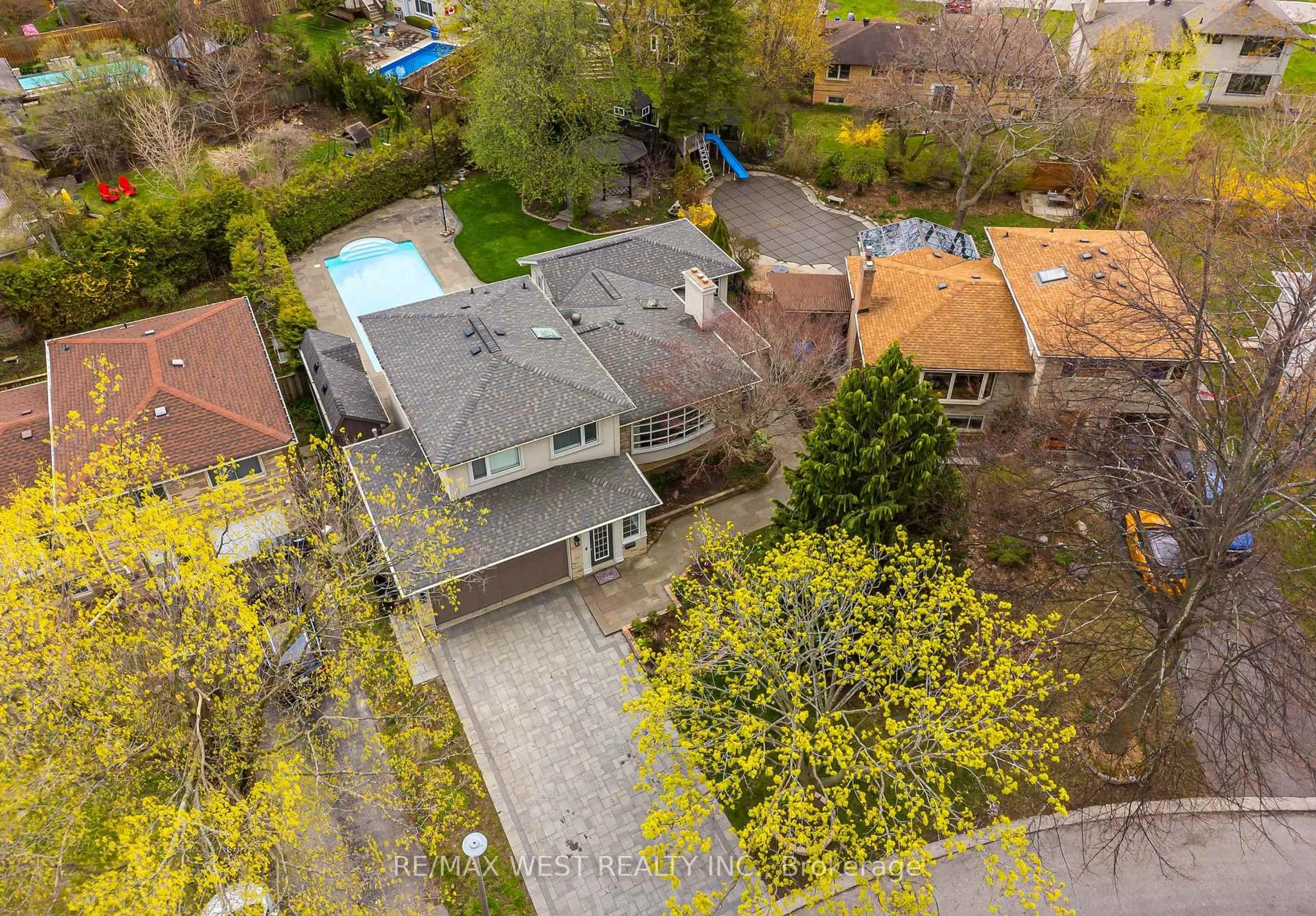 A pic from outside/outdoor area/front of a property/back of a property/a pic from drone, street for 3 Wythenshawe Wood, Toronto Ontario M1E 1H1