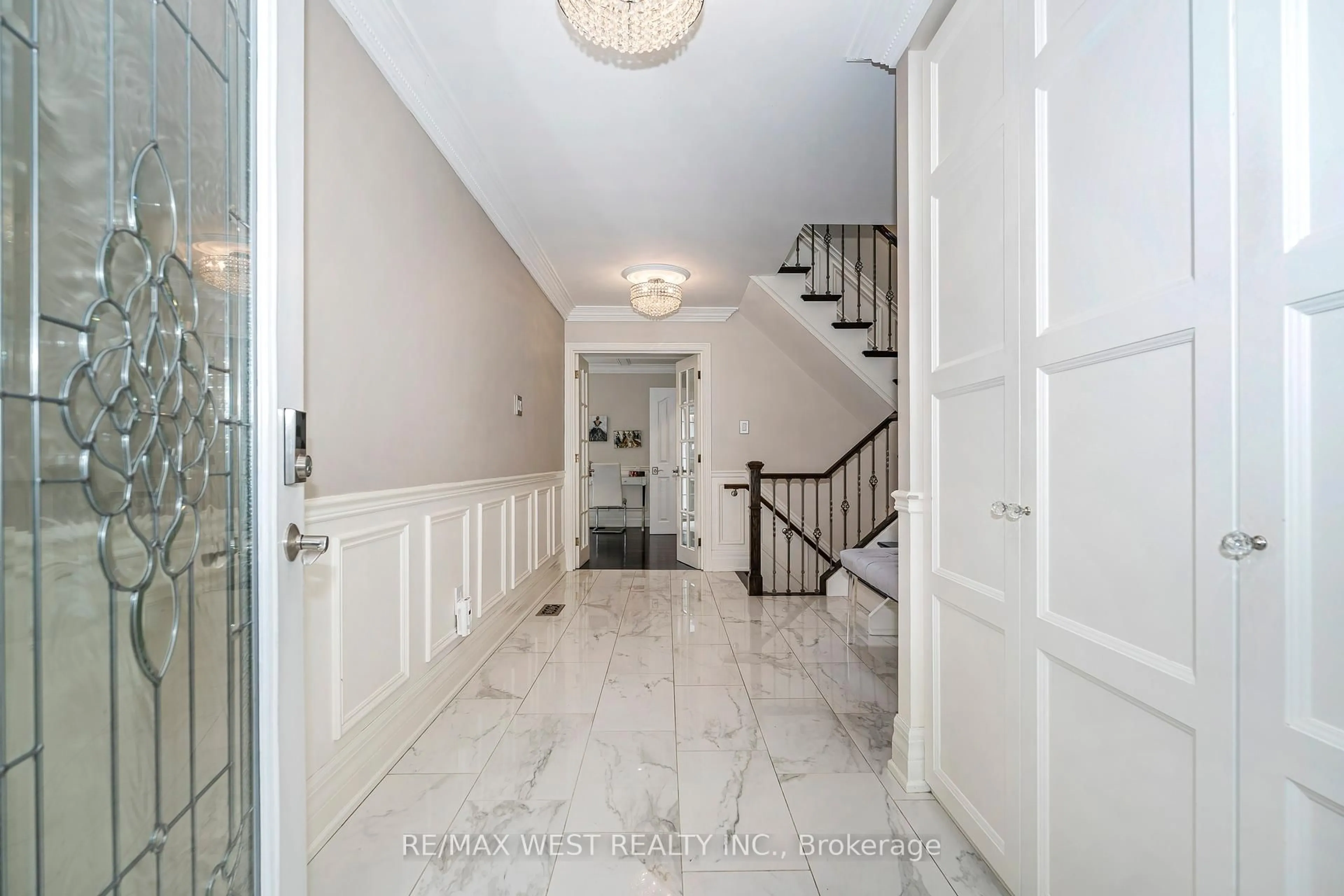 Indoor entryway for 3 Wythenshawe Wood, Toronto Ontario M1E 1H1
