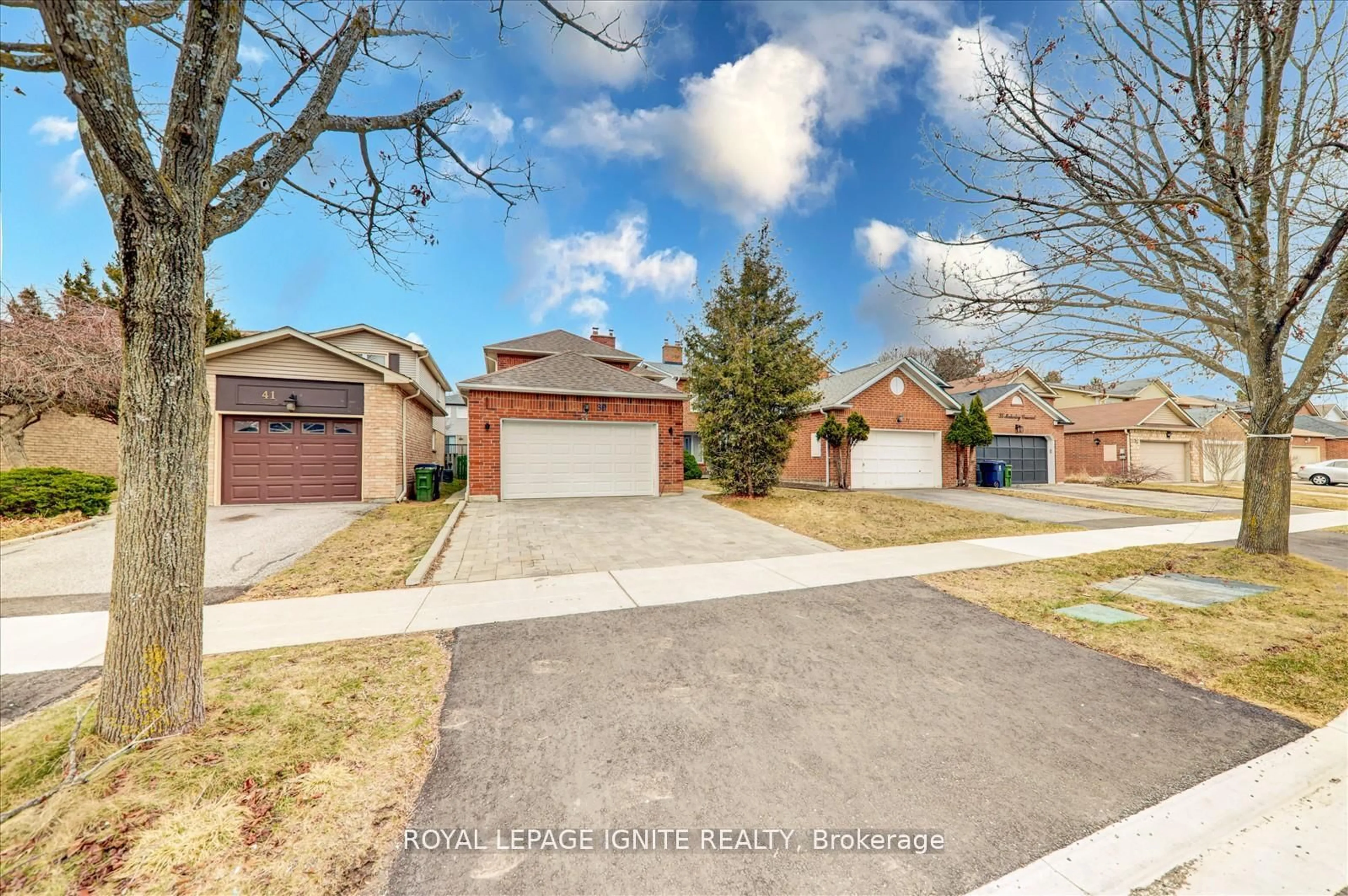 A pic from outside/outdoor area/front of a property/back of a property/a pic from drone, street for 39 Maberley Cres, Toronto Ontario M1C 3K7