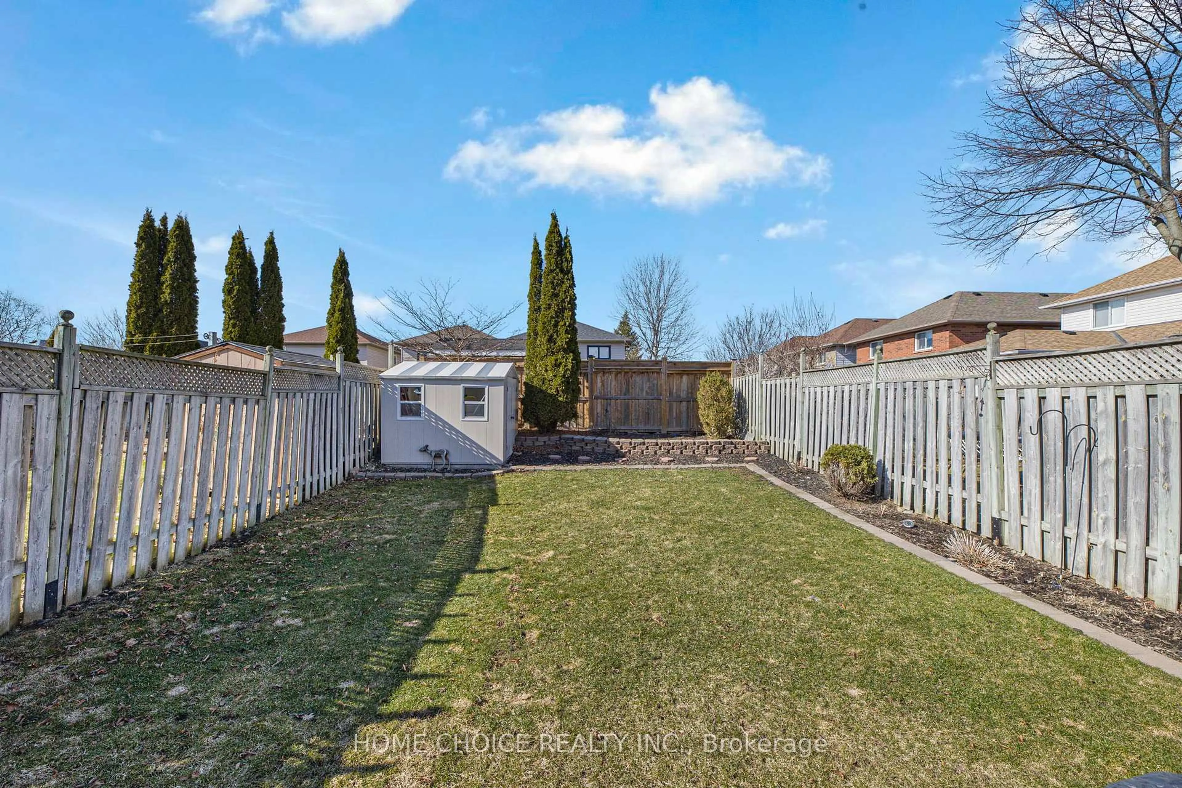 A pic from outside/outdoor area/front of a property/back of a property/a pic from drone, street for 40 Meadowview Blvd, Clarington Ontario L1C 5A6