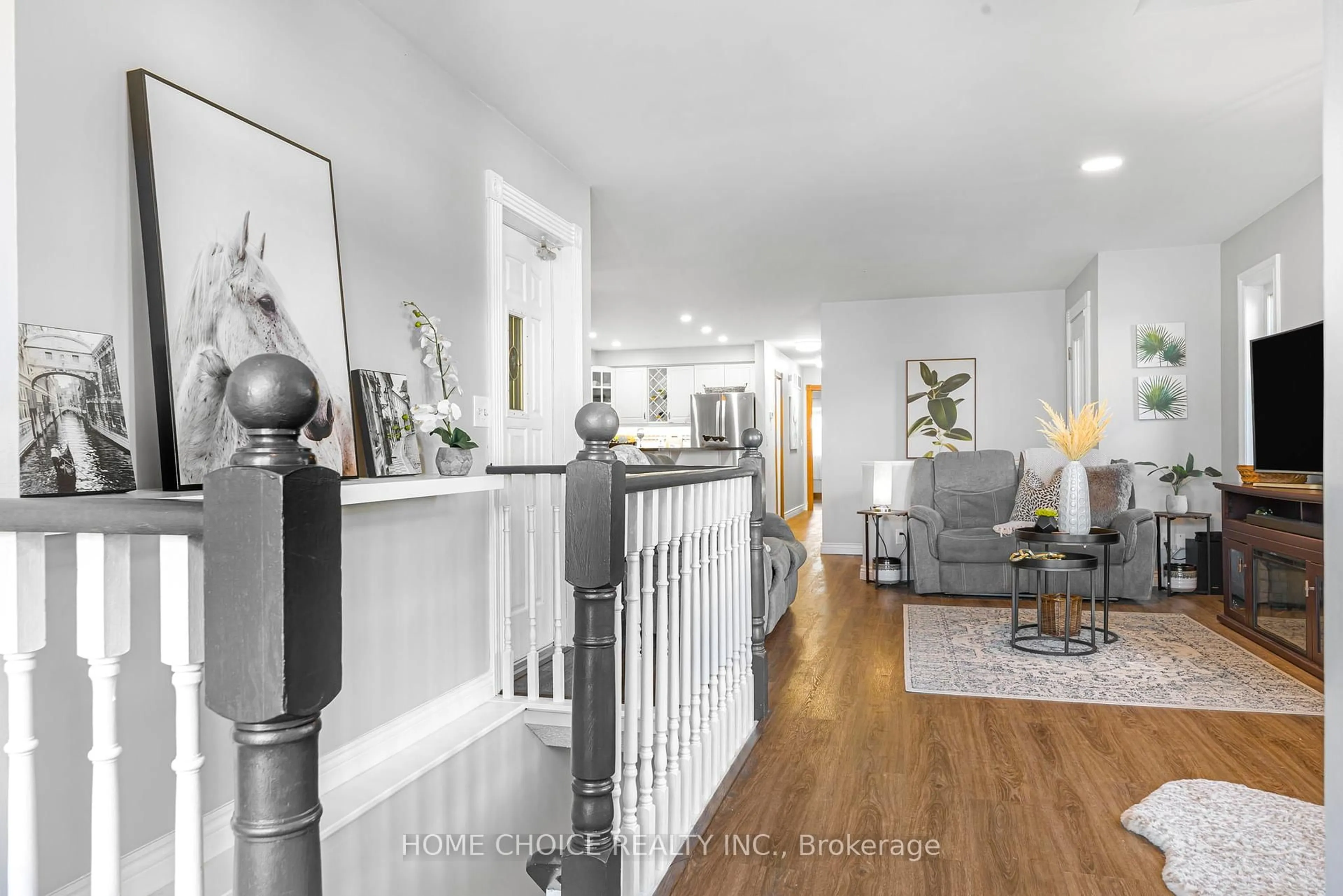 Indoor entryway for 40 Meadowview Blvd, Clarington Ontario L1C 5A6