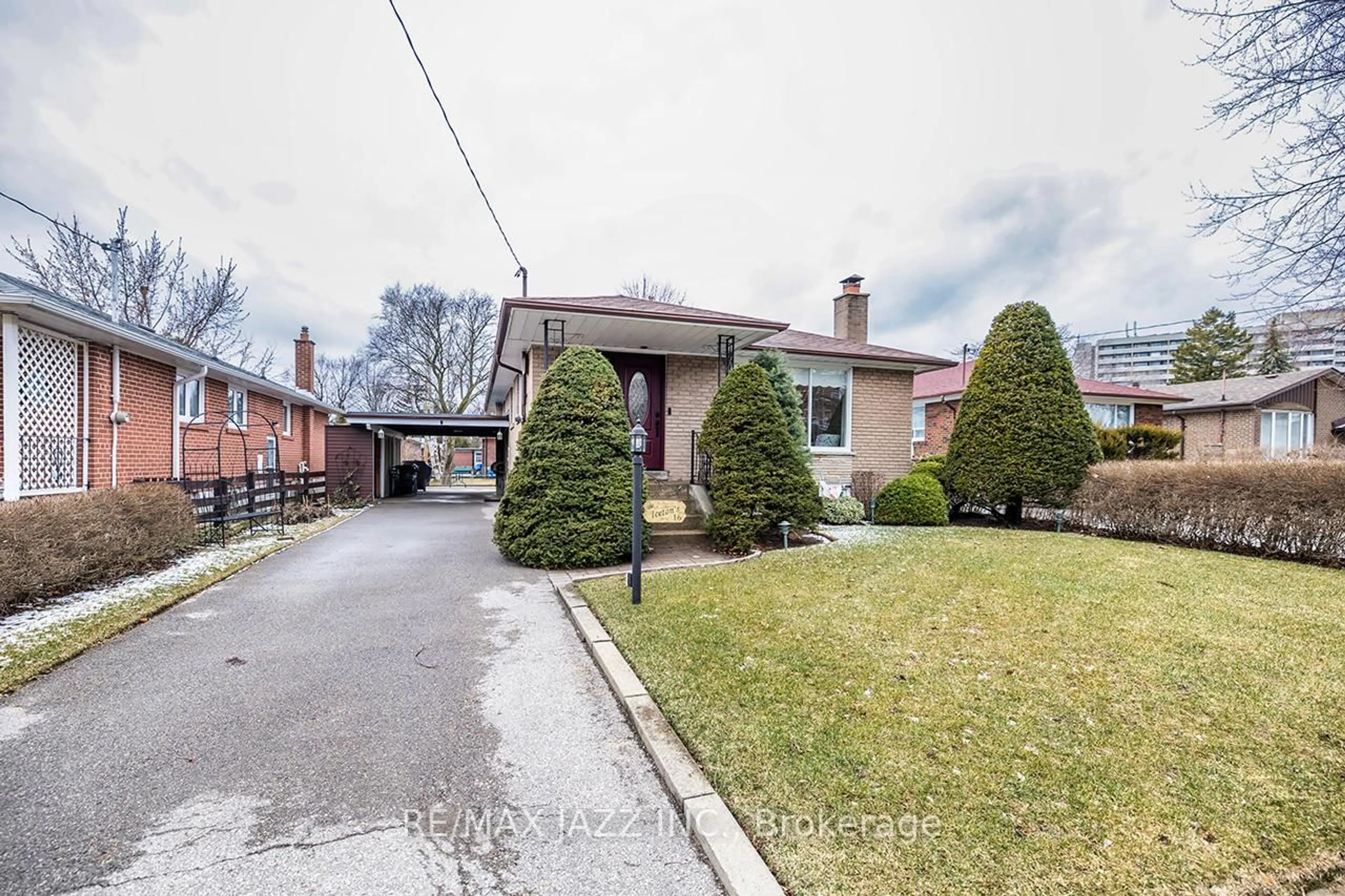 A pic from outside/outdoor area/front of a property/back of a property/a pic from drone, street for 16 Gloaming Dr, Toronto Ontario M1E 2Z3