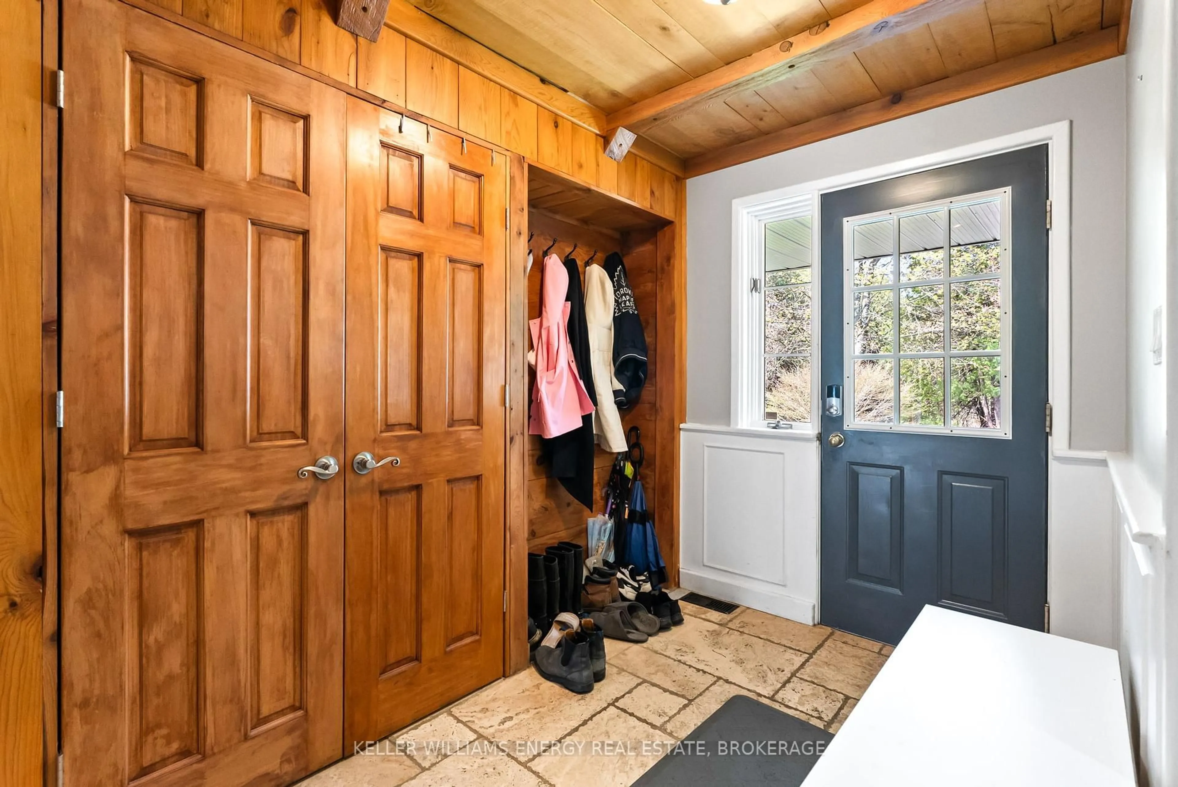Indoor entryway for 90 Cowanville Rd, Clarington Ontario L1B 1L9