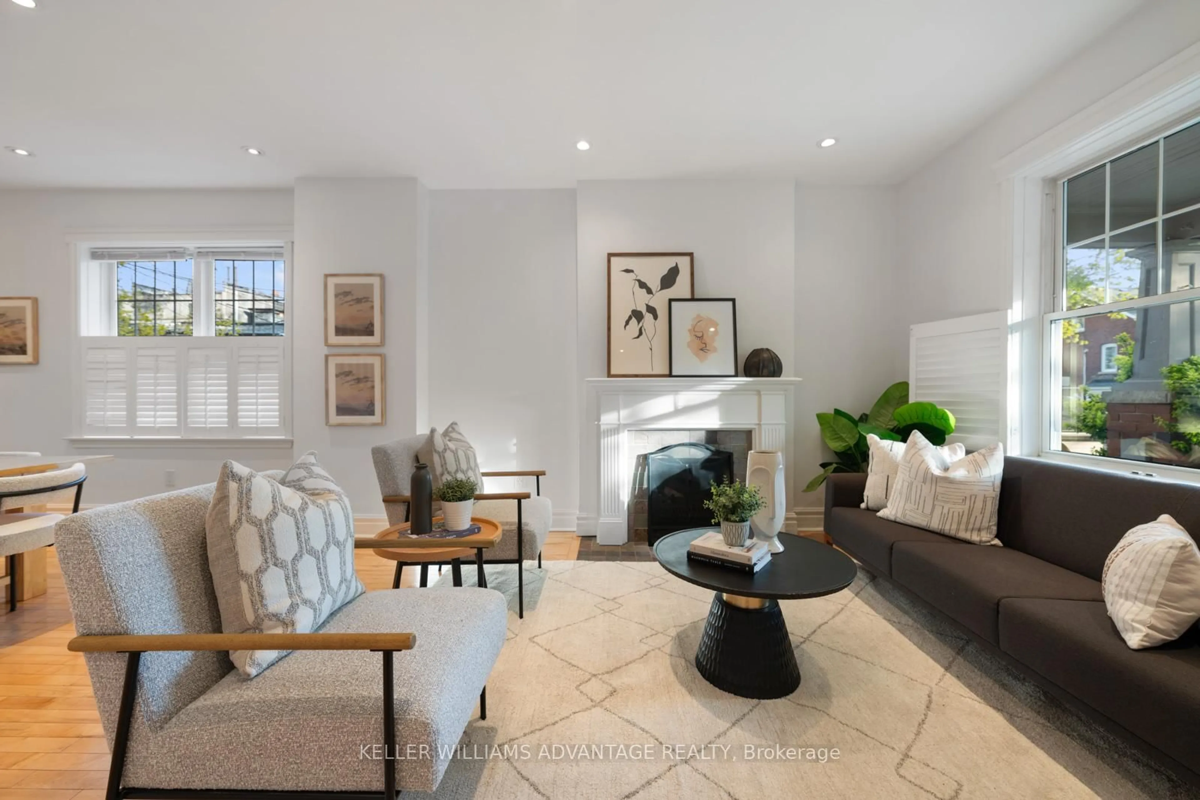 Living room with furniture, unknown for 37 Brookmount Rd, Toronto Ontario M4L 3N3