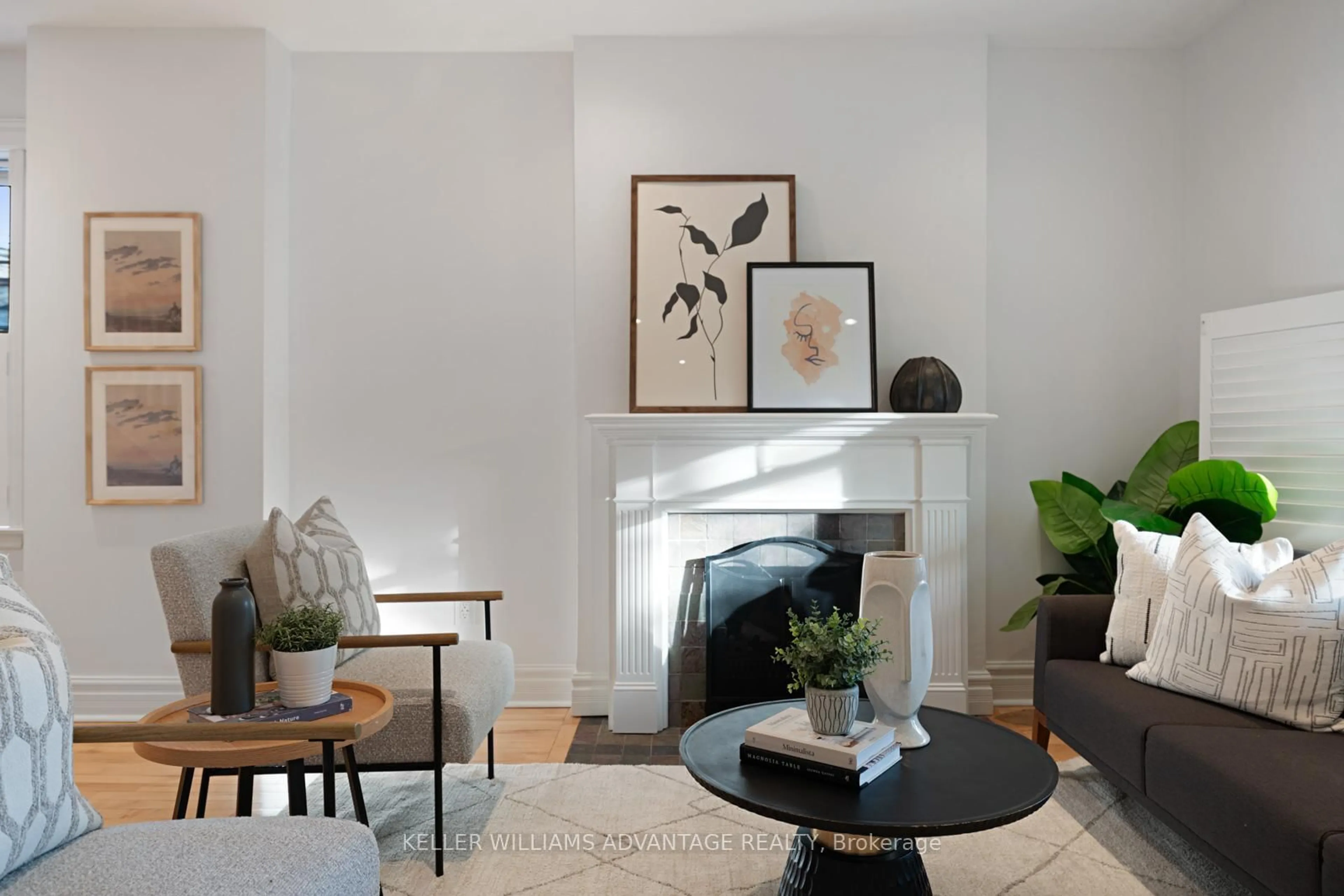 Living room with furniture, unknown for 37 Brookmount Rd, Toronto Ontario M4L 3N3