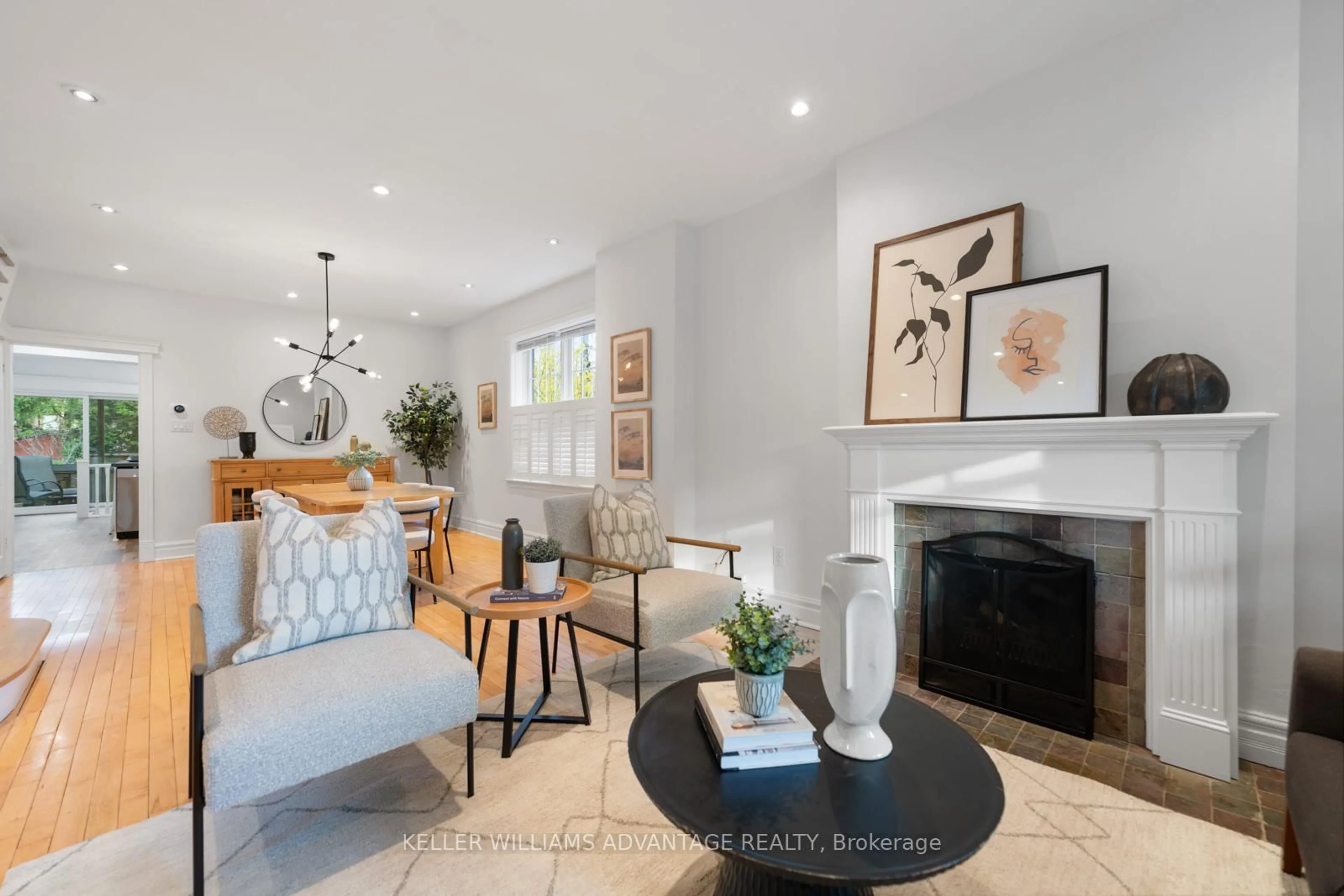 Living room with furniture, unknown for 37 Brookmount Rd, Toronto Ontario M4L 3N3