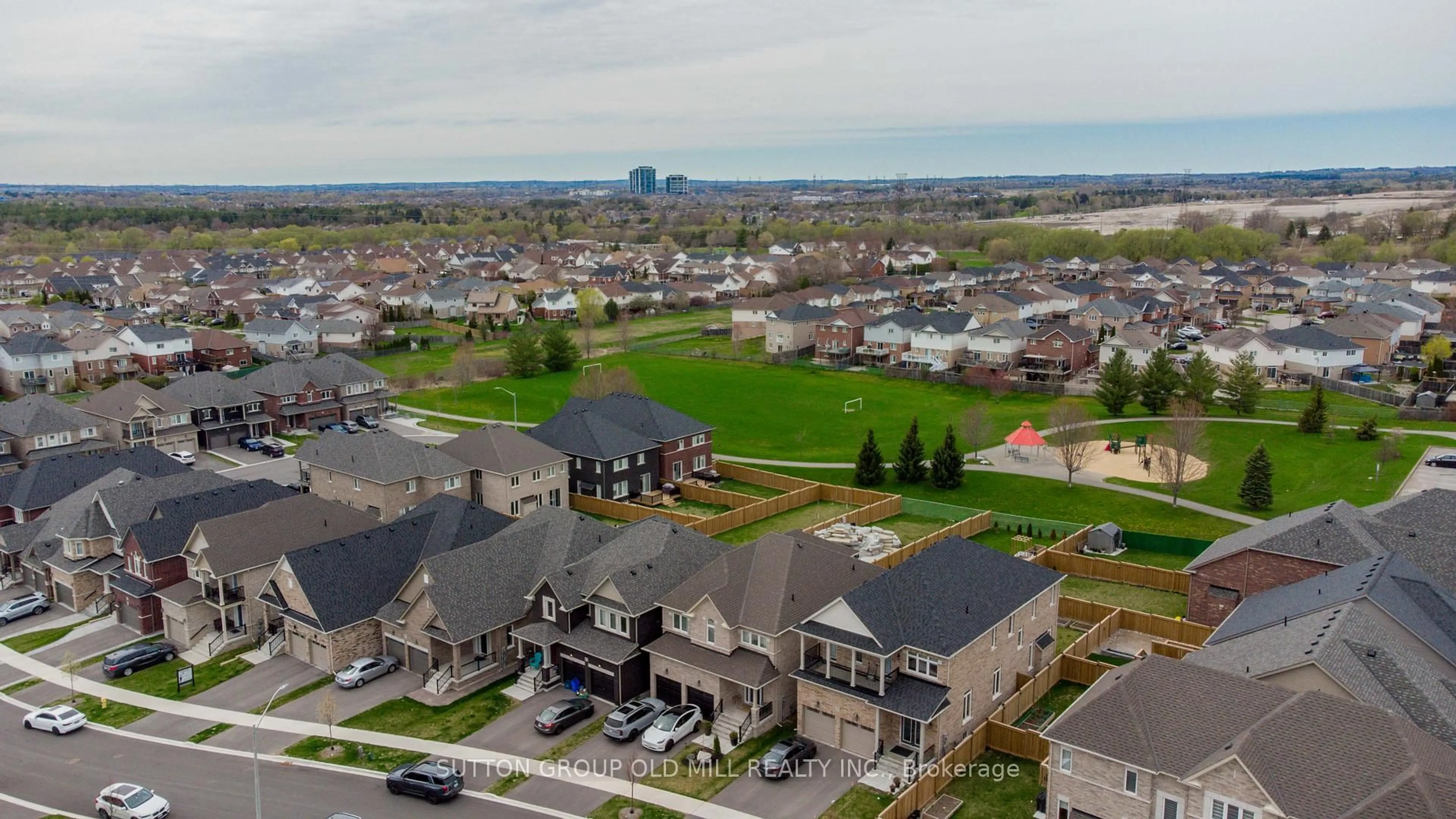 A pic from outside/outdoor area/front of a property/back of a property/a pic from drone, unknown for 551 Askew Crt, Oshawa Ontario L1K 3E9